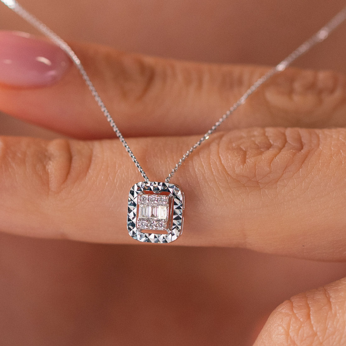 0,13 Karat Pırlanta Baget Kolye
