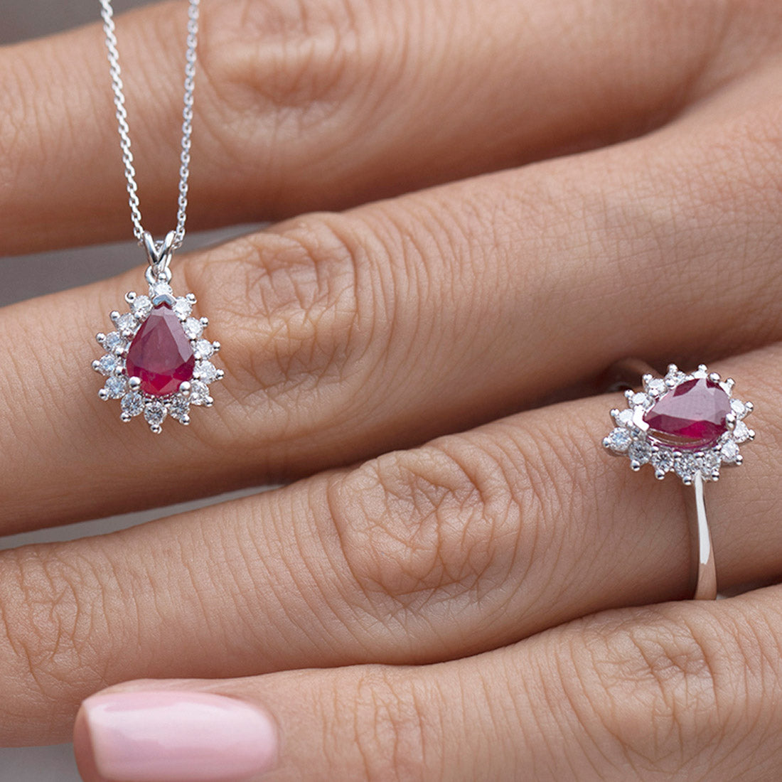 0,90 Karat Pırlanta Safir Kolye