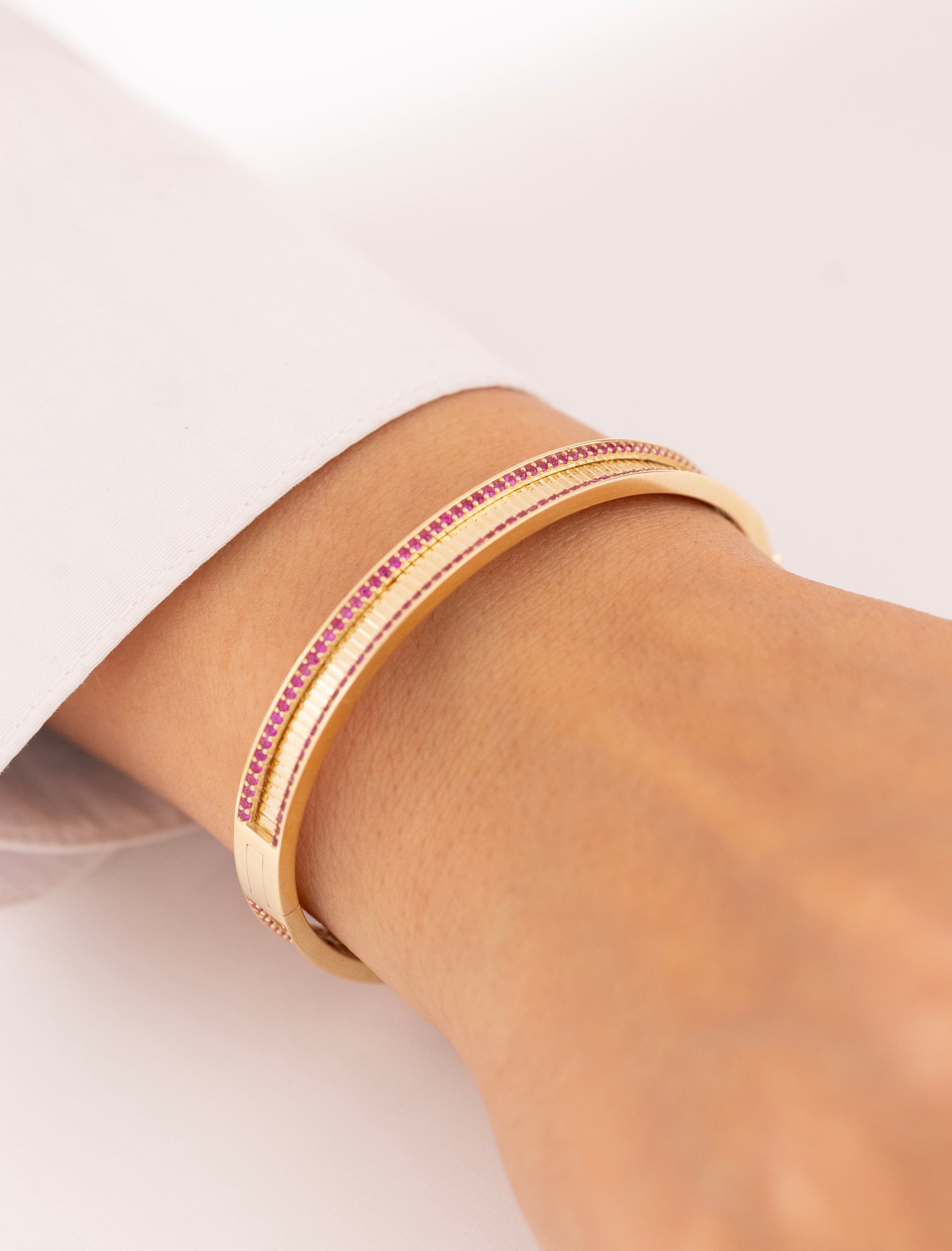 Cetaş Eterna Pembe Taşlı Çizgili 14 Ayar Altın Kelepçe