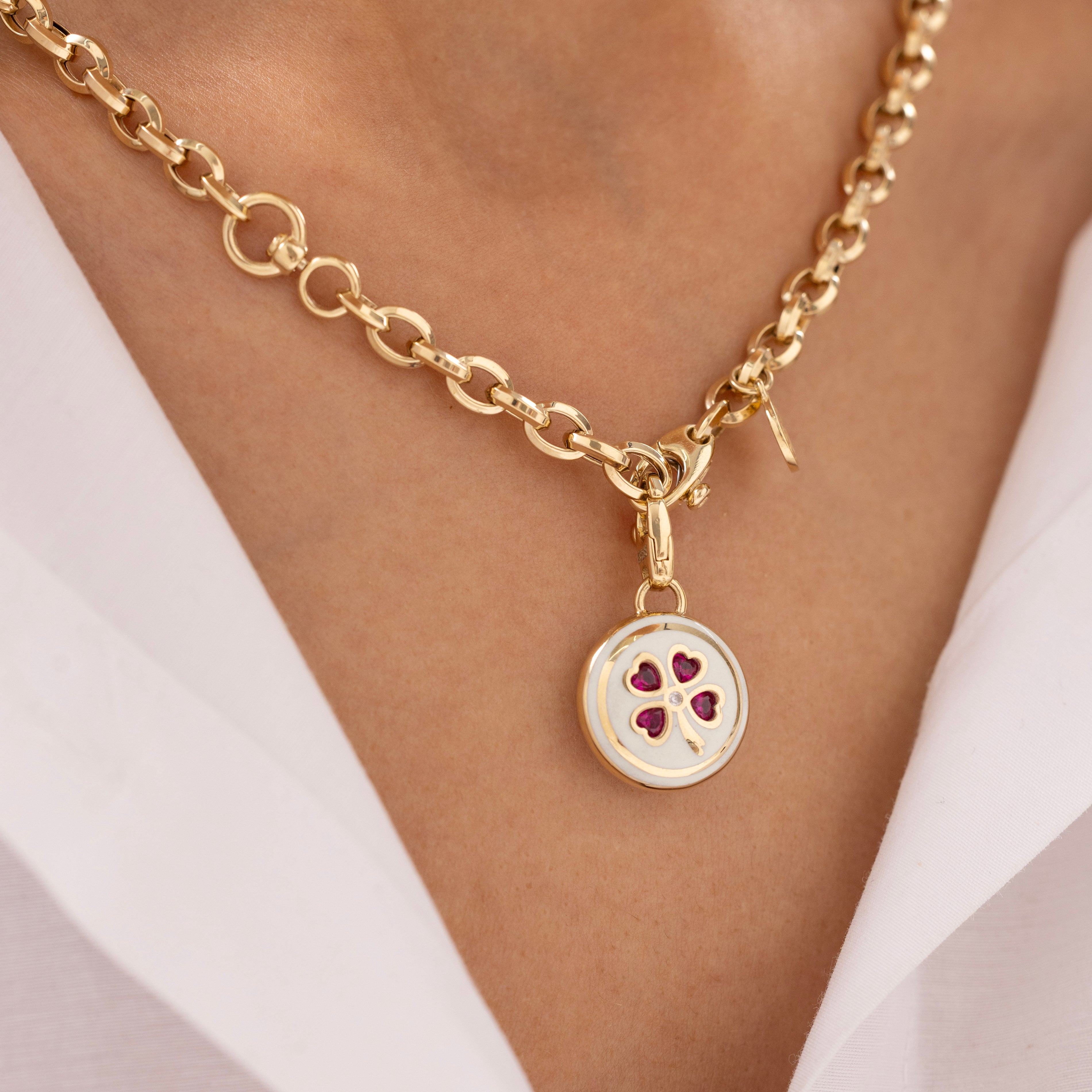 Cetaş Eterna Kırmızı Taşlı Yonca Figürlü 14 Ayar Altın Kolye