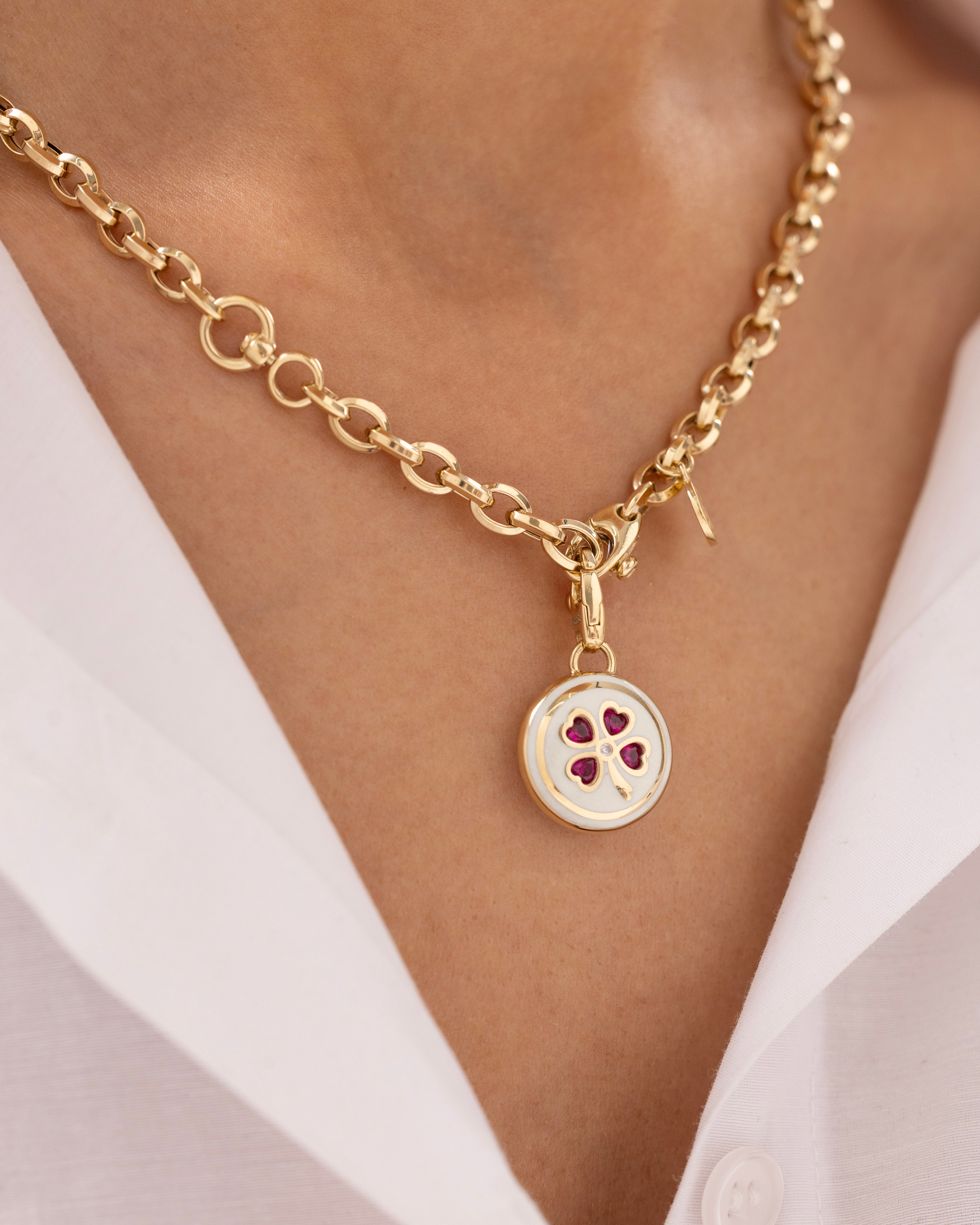 Cetaş Eterna Kırmızı Taşlı Yonca Figürlü 14 Ayar Altın Kolye