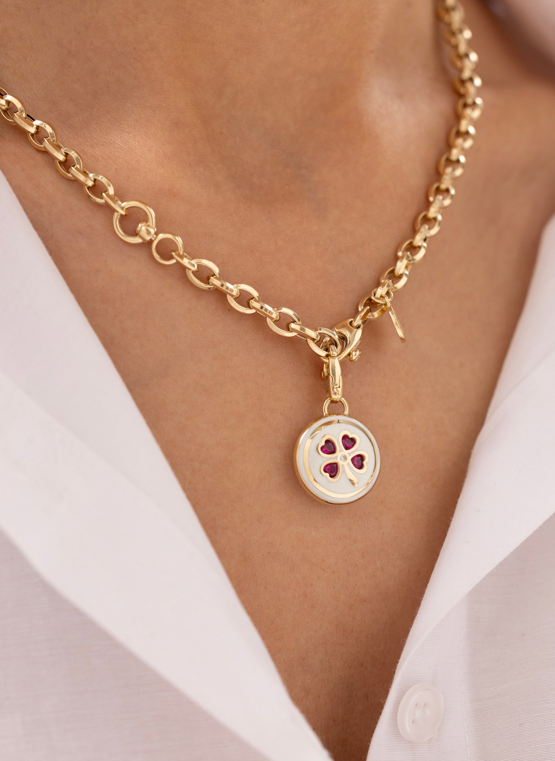 Cetaş Eterna Kırmızı Taşlı Yonca Figürlü 14 Ayar Altın Kolye