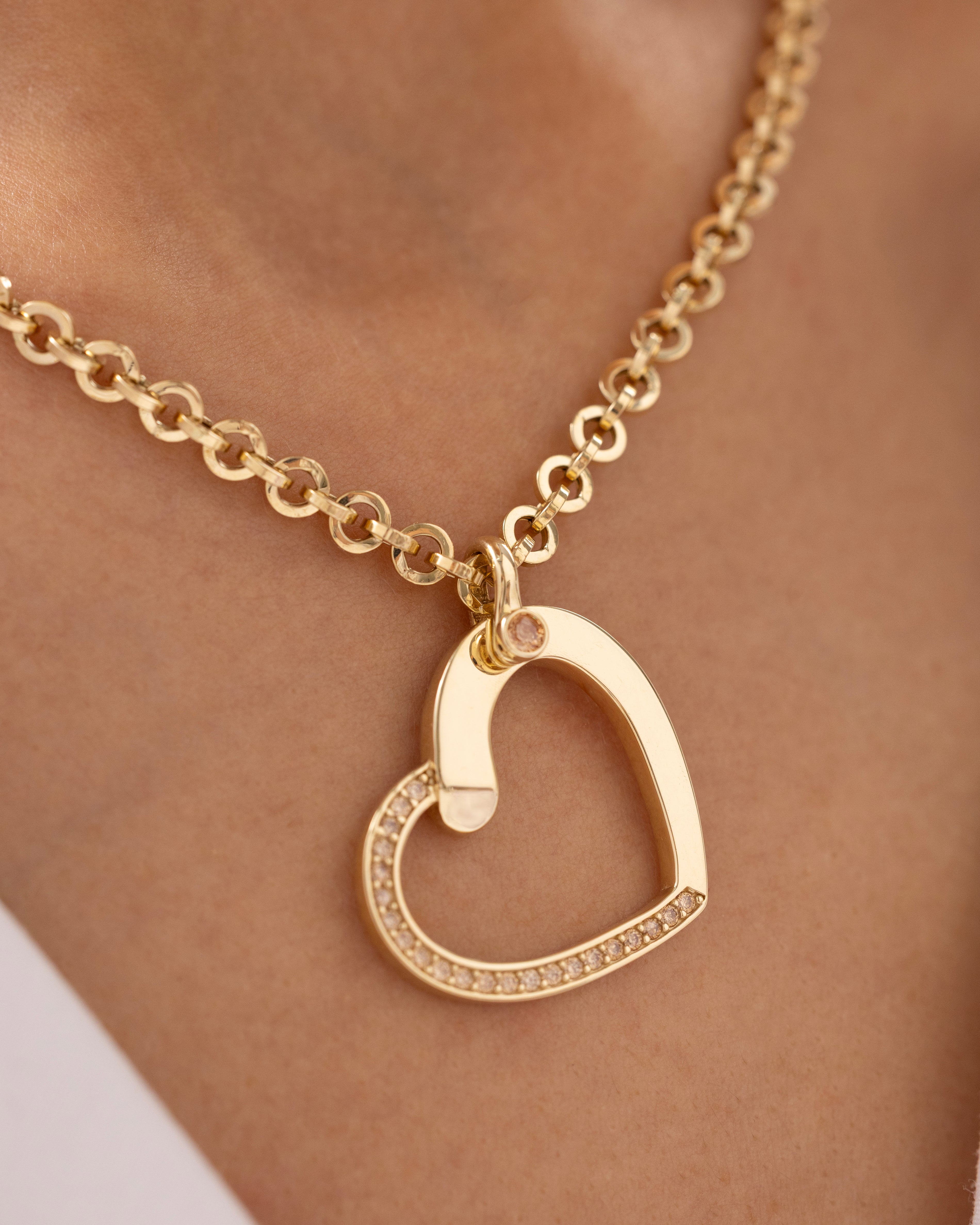 Cetaş Eterna Kalpli Taşlı 14 Ayar Altın Zincir Kolye