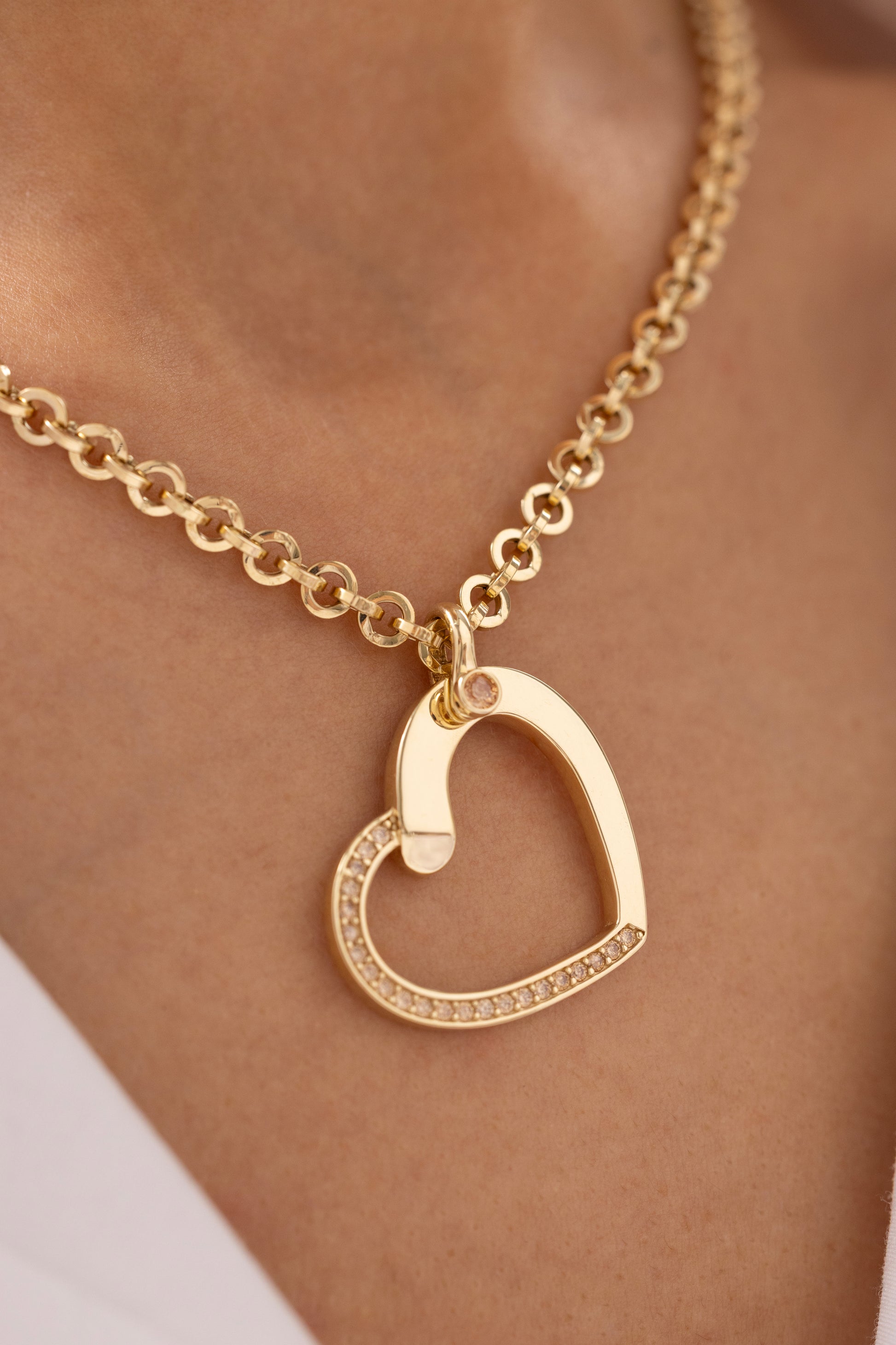 Cetaş Eterna Kalpli Taşlı 14 Ayar Altın Zincir Kolye