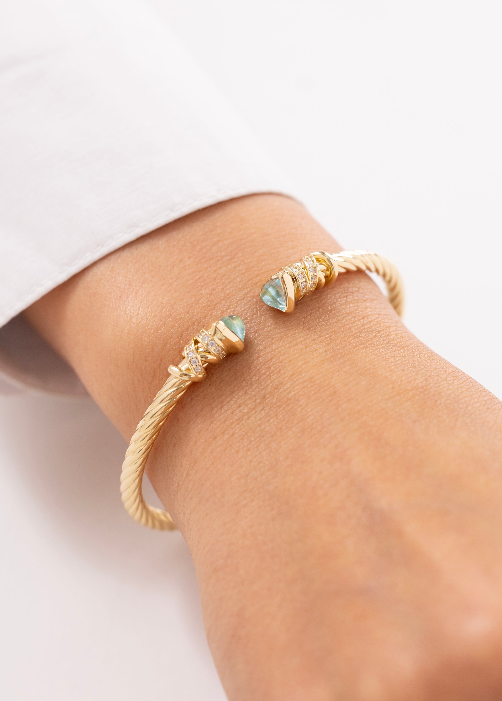 Cetaş Twist Su Yeşili Taşlı 14 Ayar Altın Kelepçe