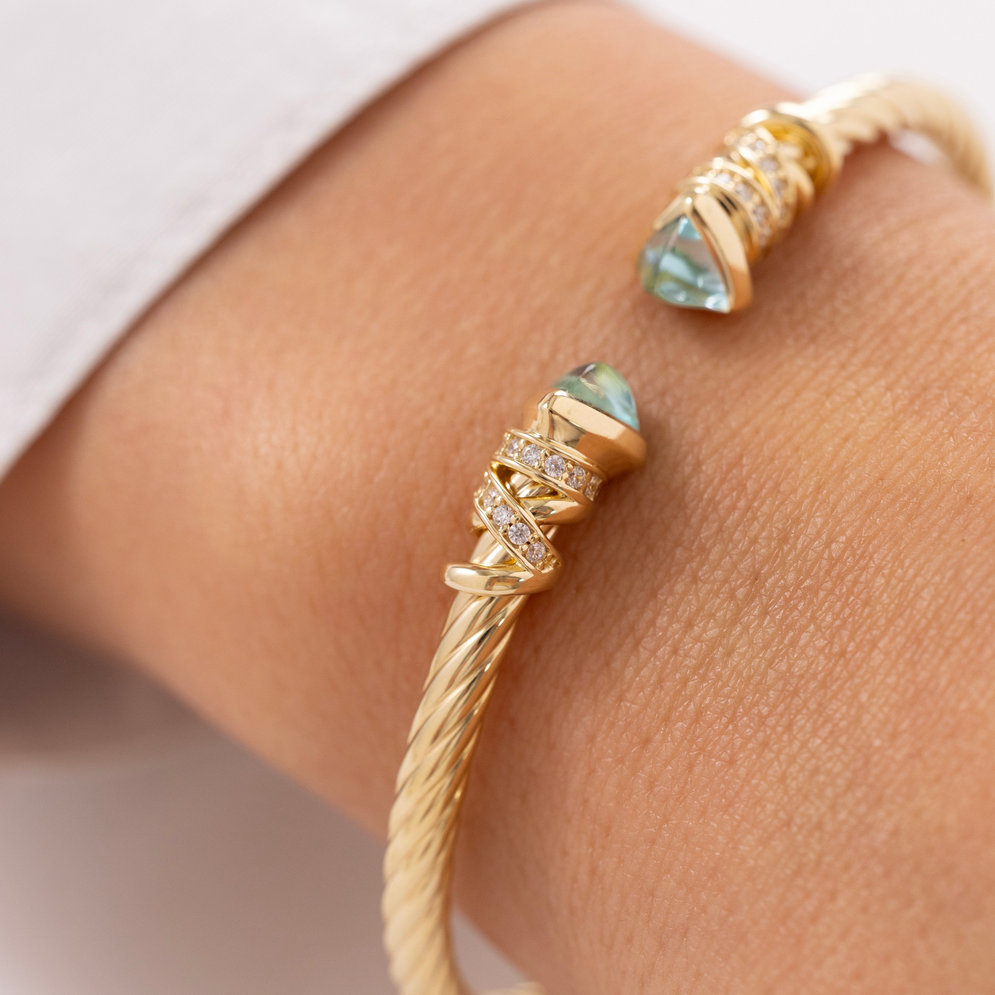 Cetaş Twist Su Yeşili Taşlı 14 Ayar Altın Kelepçe