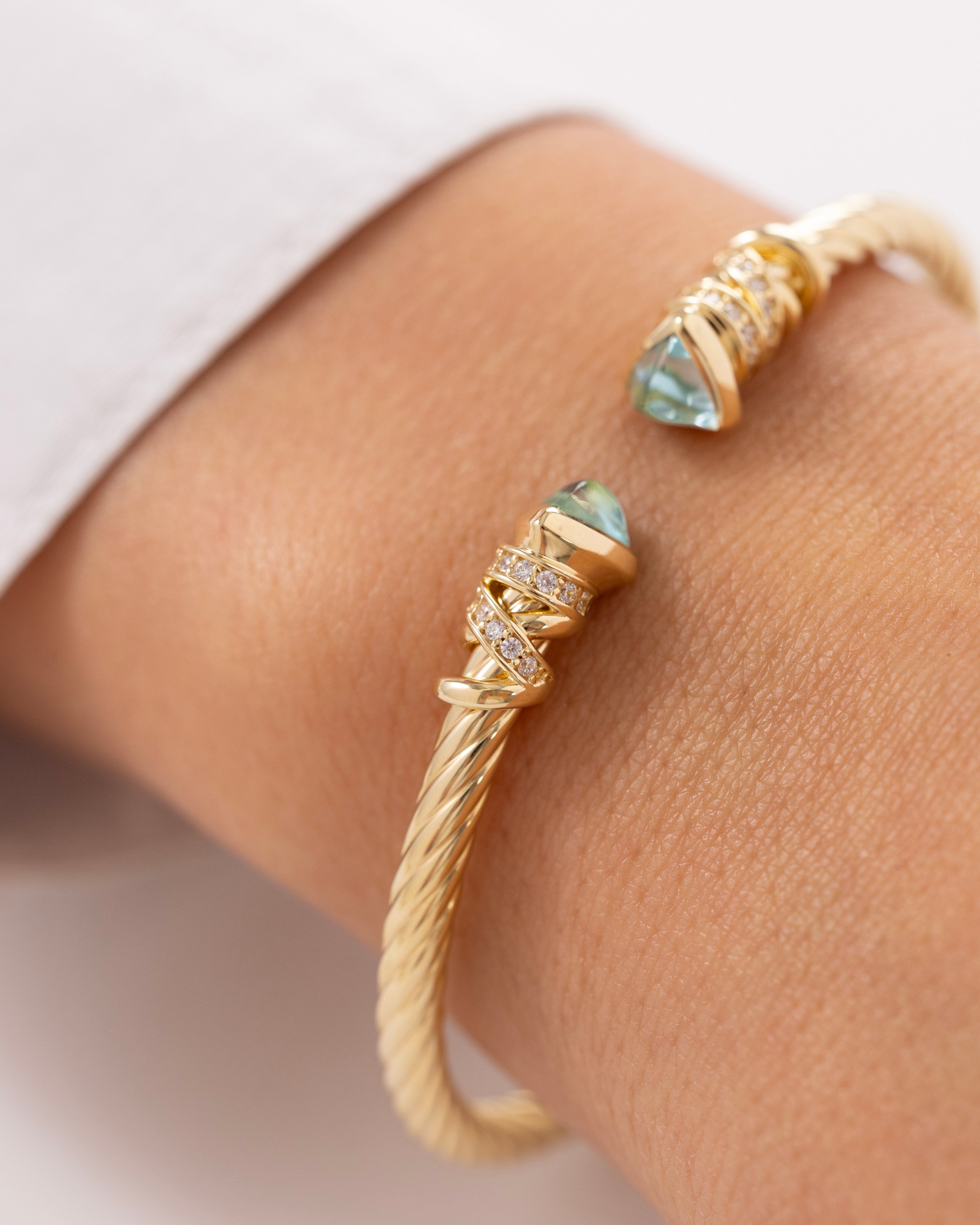 Cetaş Twist Su Yeşili Taşlı 14 Ayar Altın Kelepçe