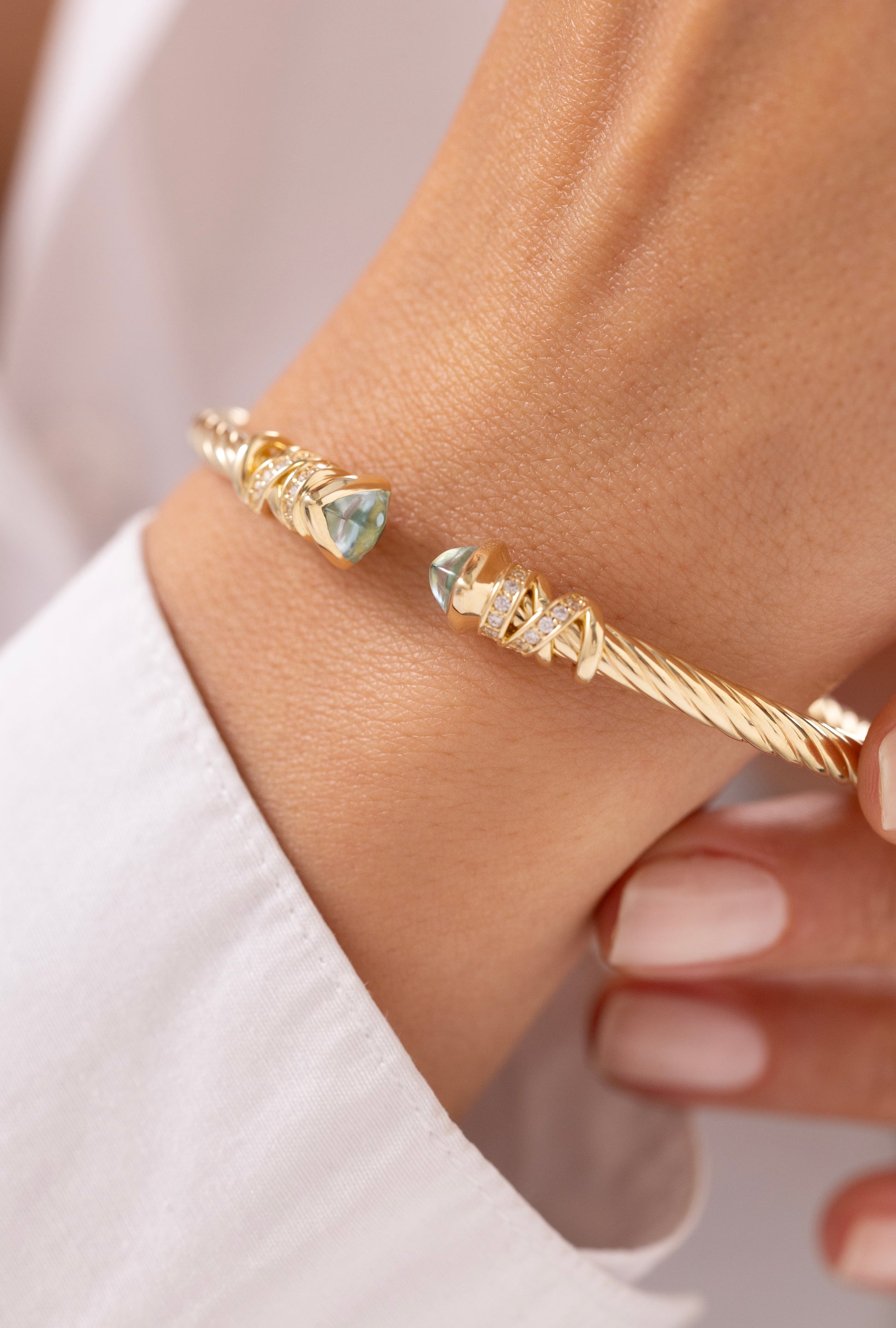 Cetaş Twist Su Yeşili Taşlı 14 Ayar Altın Kelepçe