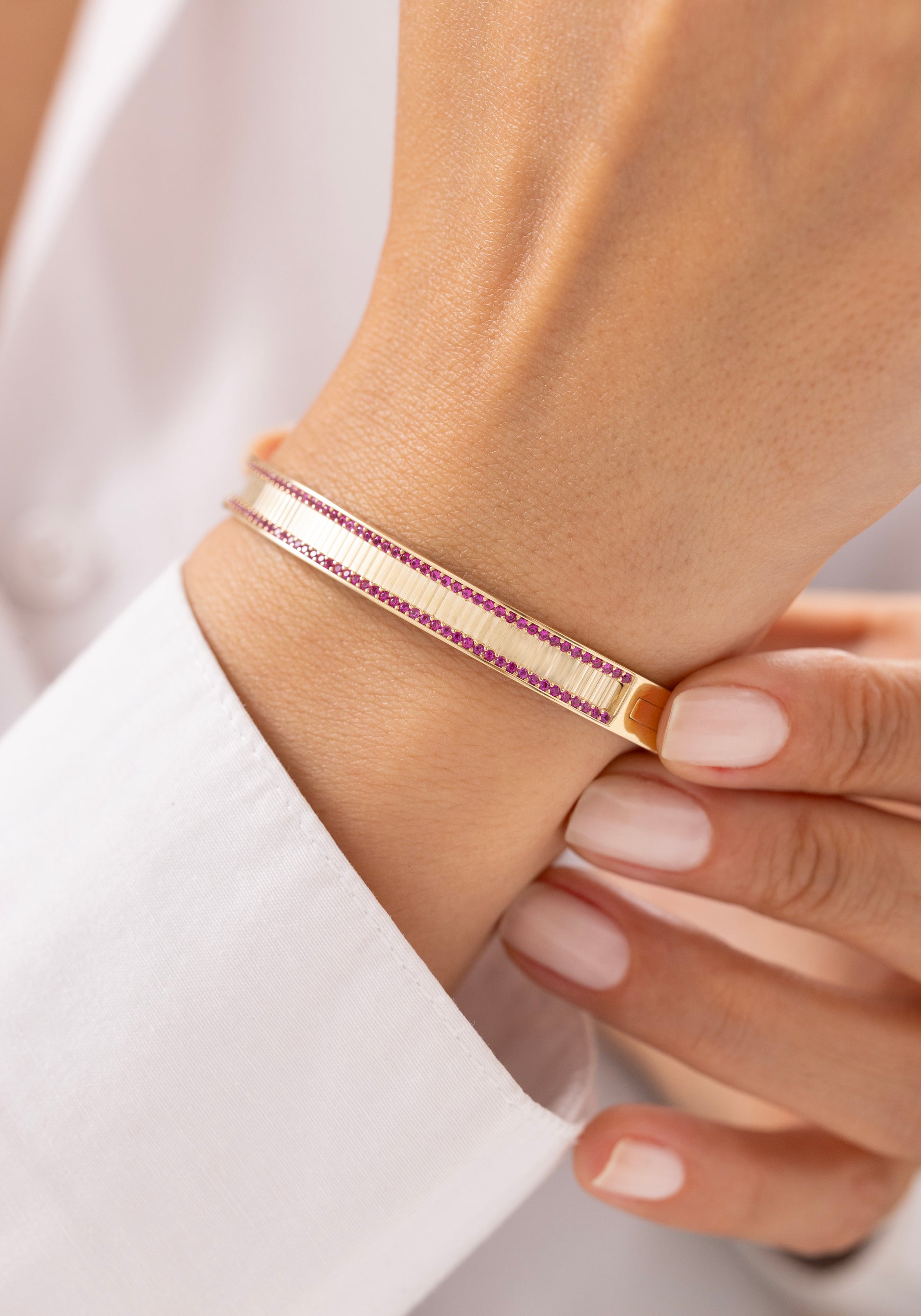 Cetaş Eterna Pembe Taşlı Çizgili 14 Ayar Altın Kelepçe