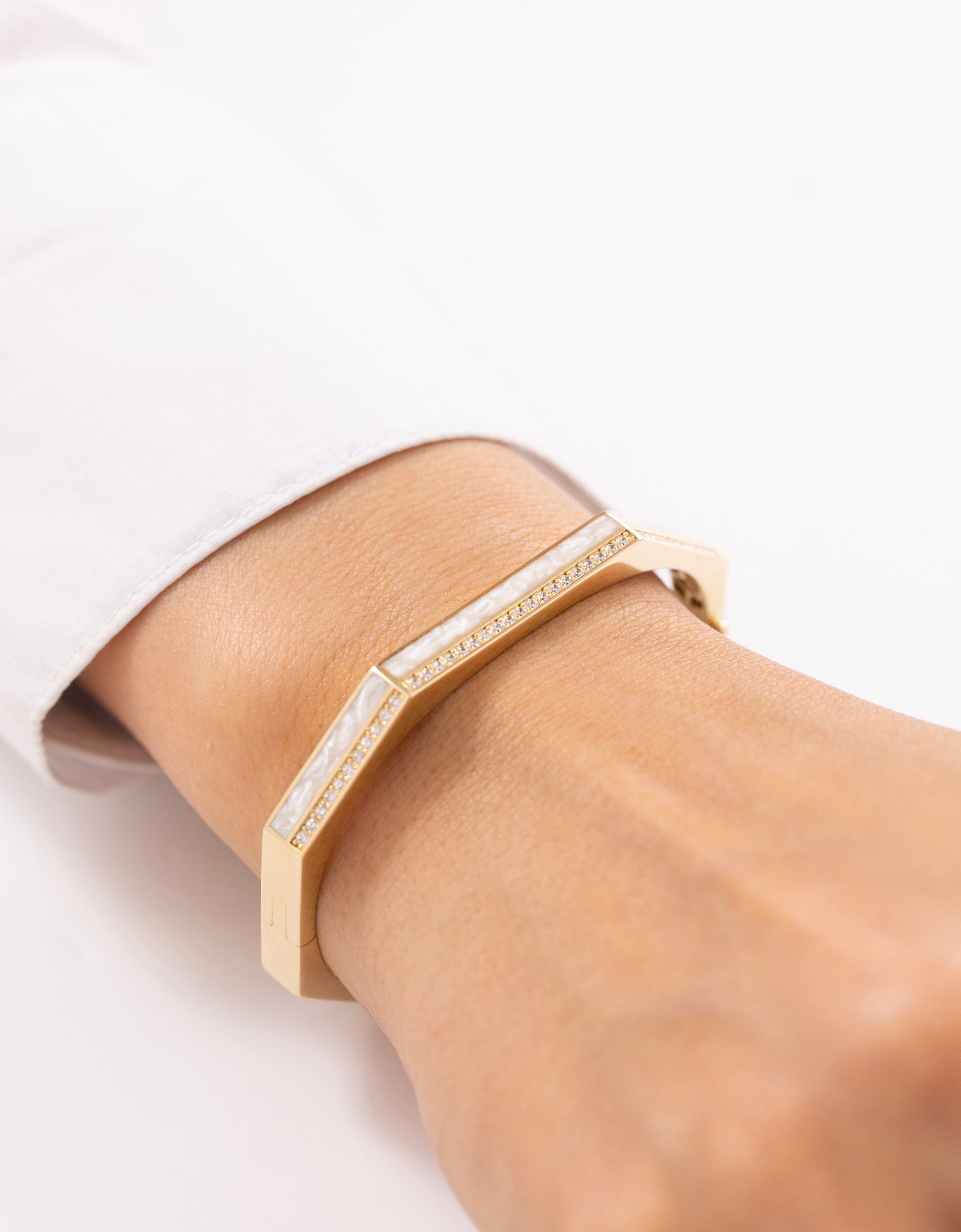 Cetaş Eterna Modern Hatlar Sedefli 14 Ayar Altın Kelepçe