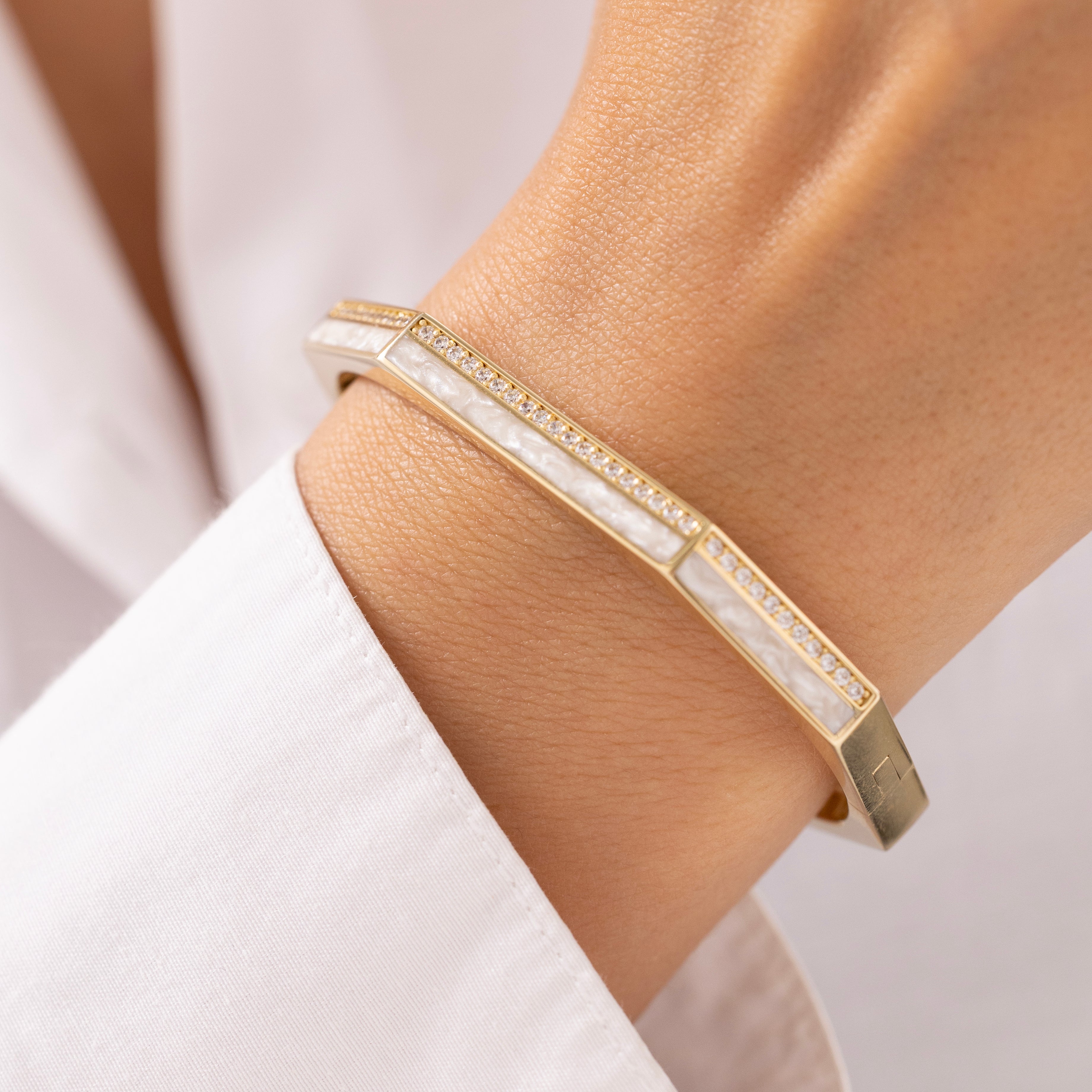 Cetaş Eterna Modern Hatlar Sedefli 14 Ayar Altın Kelepçe