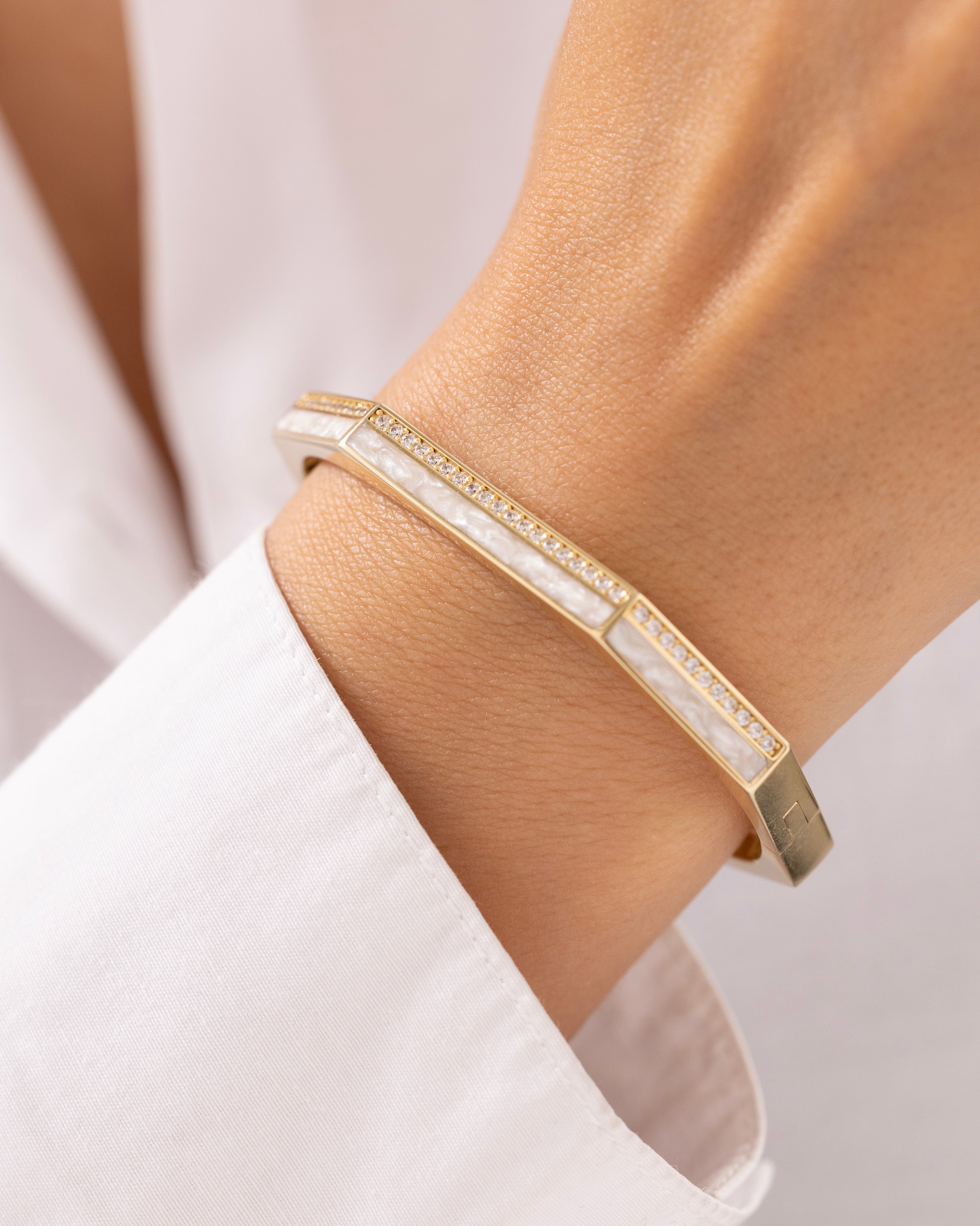 Cetaş Eterna Modern Hatlar Sedefli 14 Ayar Altın Kelepçe