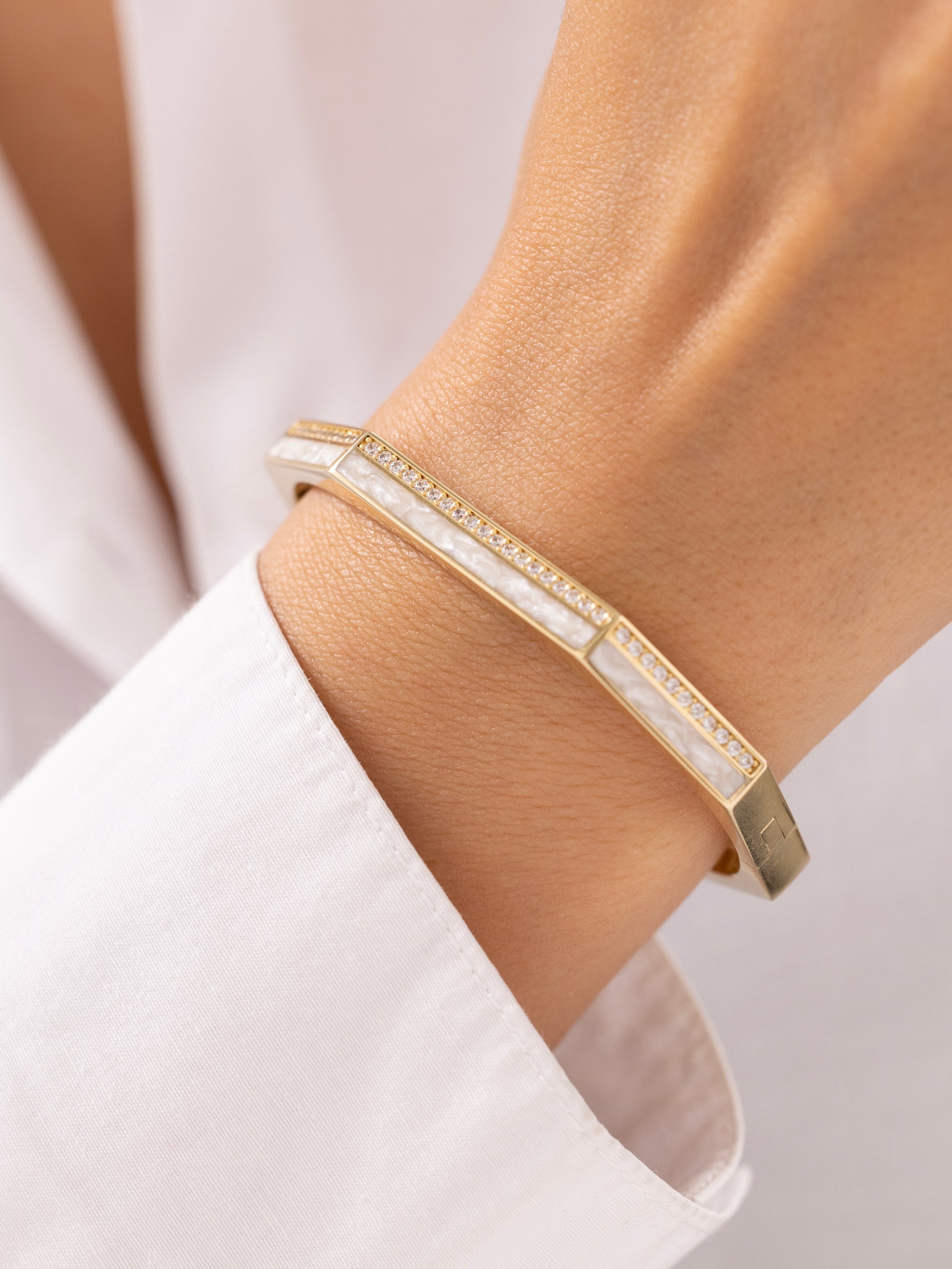 Cetaş Eterna Modern Hatlar Sedefli 14 Ayar Altın Kelepçe