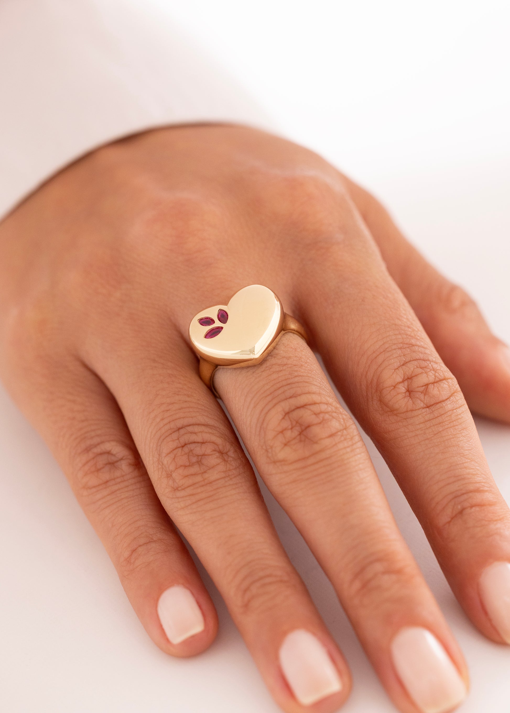 Cetaş Eterna Kırmızı Taş Detaylı Kalp Model 14 Ayar Altın Yüzük