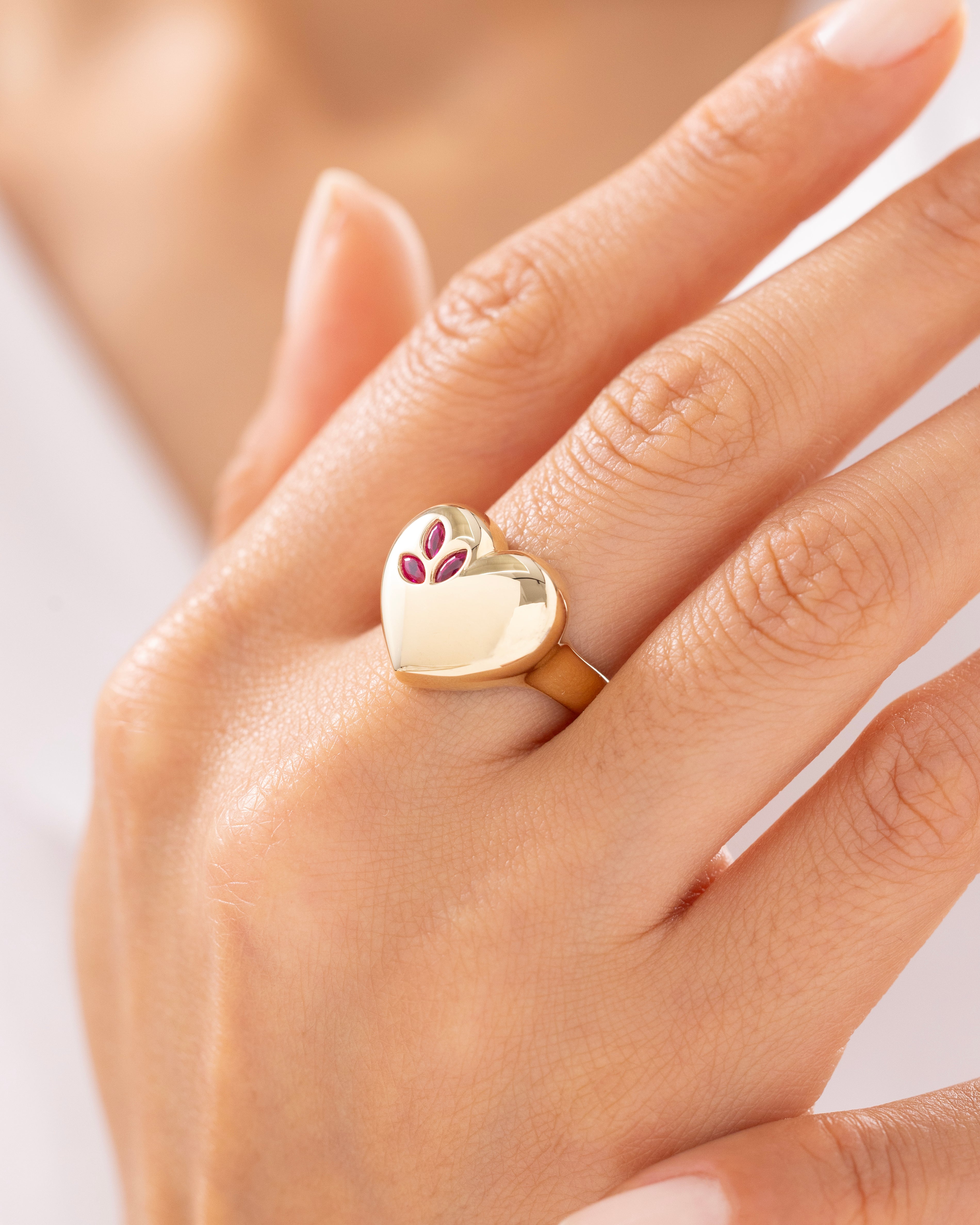 Cetaş Eterna Kırmızı Taş Detaylı Kalp Model 14 Ayar Altın Yüzük