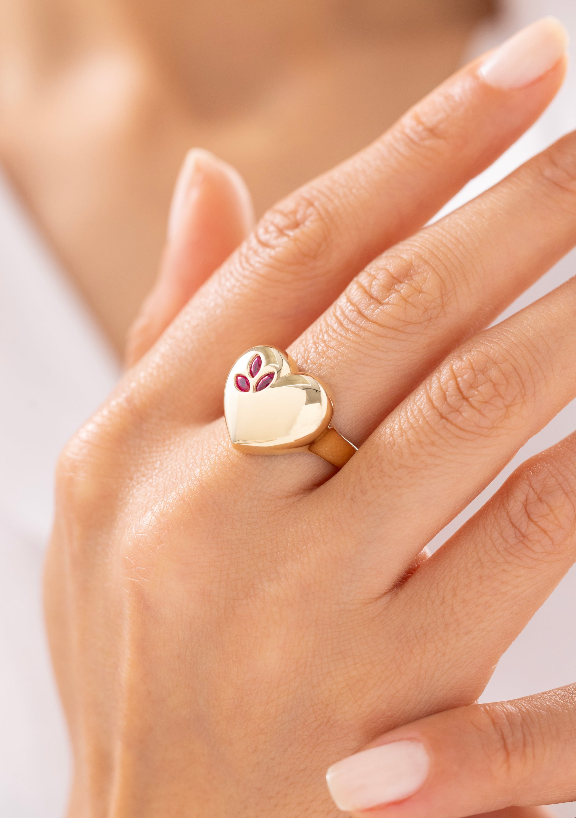 Cetaş Eterna Kırmızı Taş Detaylı Kalp Model 14 Ayar Altın Yüzük