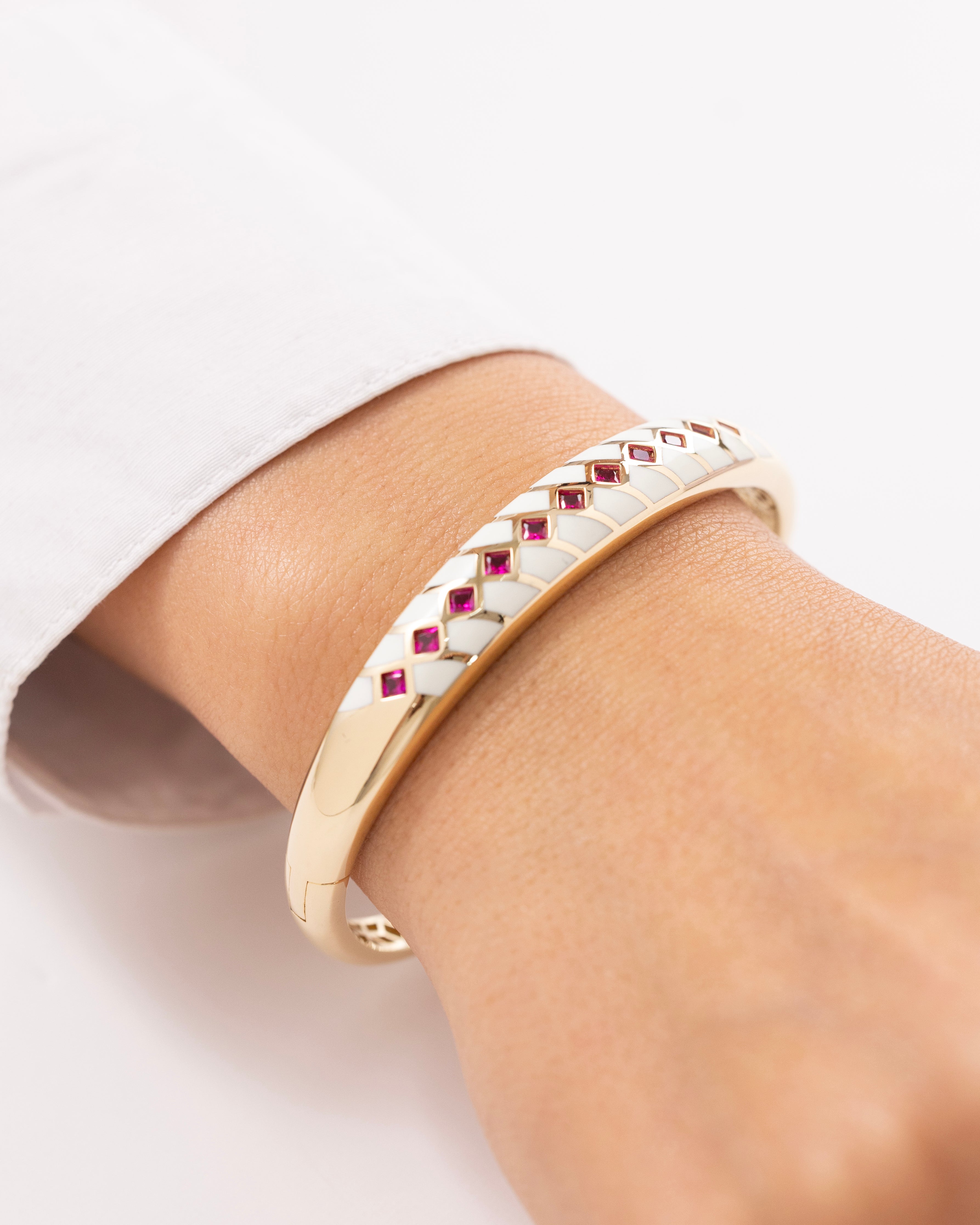 Cetaş Eterna Kırmızı Taşlı Beyaz Mine 14 Ayar Altın Kelepçe