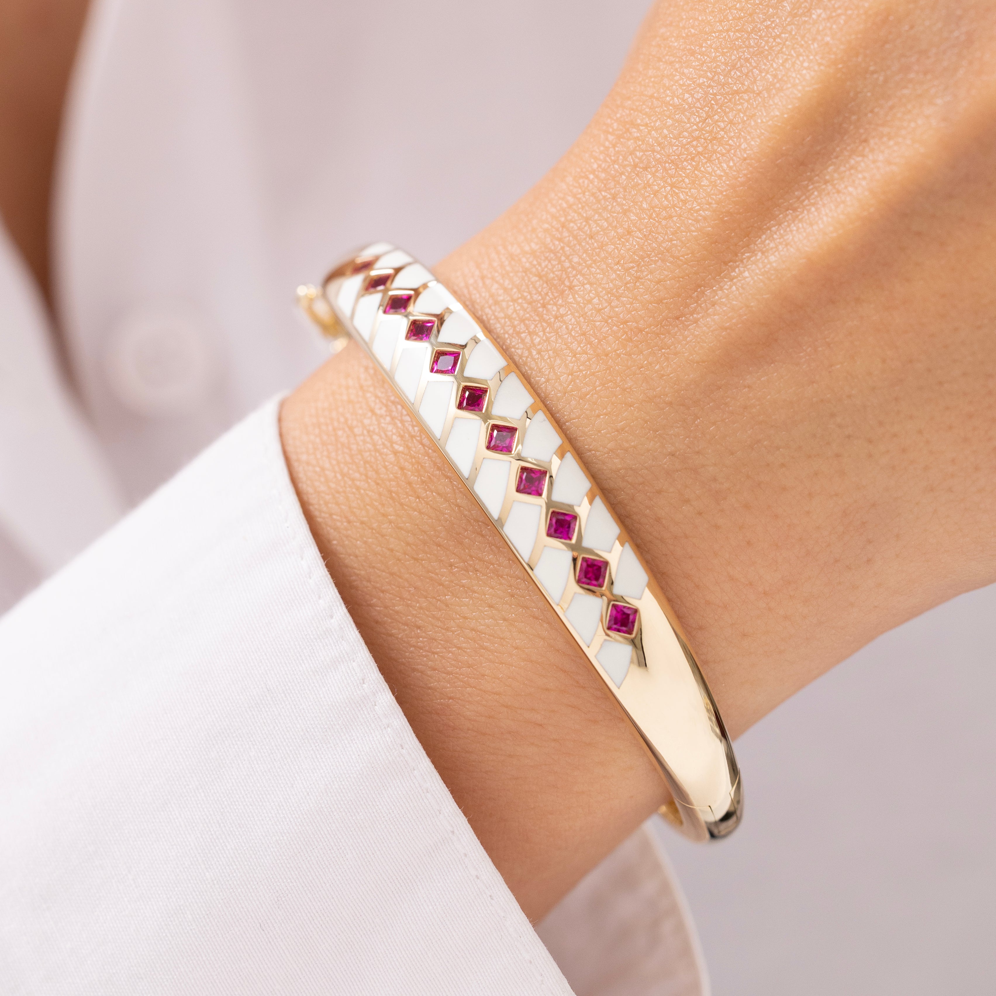 Cetaş Eterna Kırmızı Taşlı Beyaz Mine 14 Ayar Altın Kelepçe