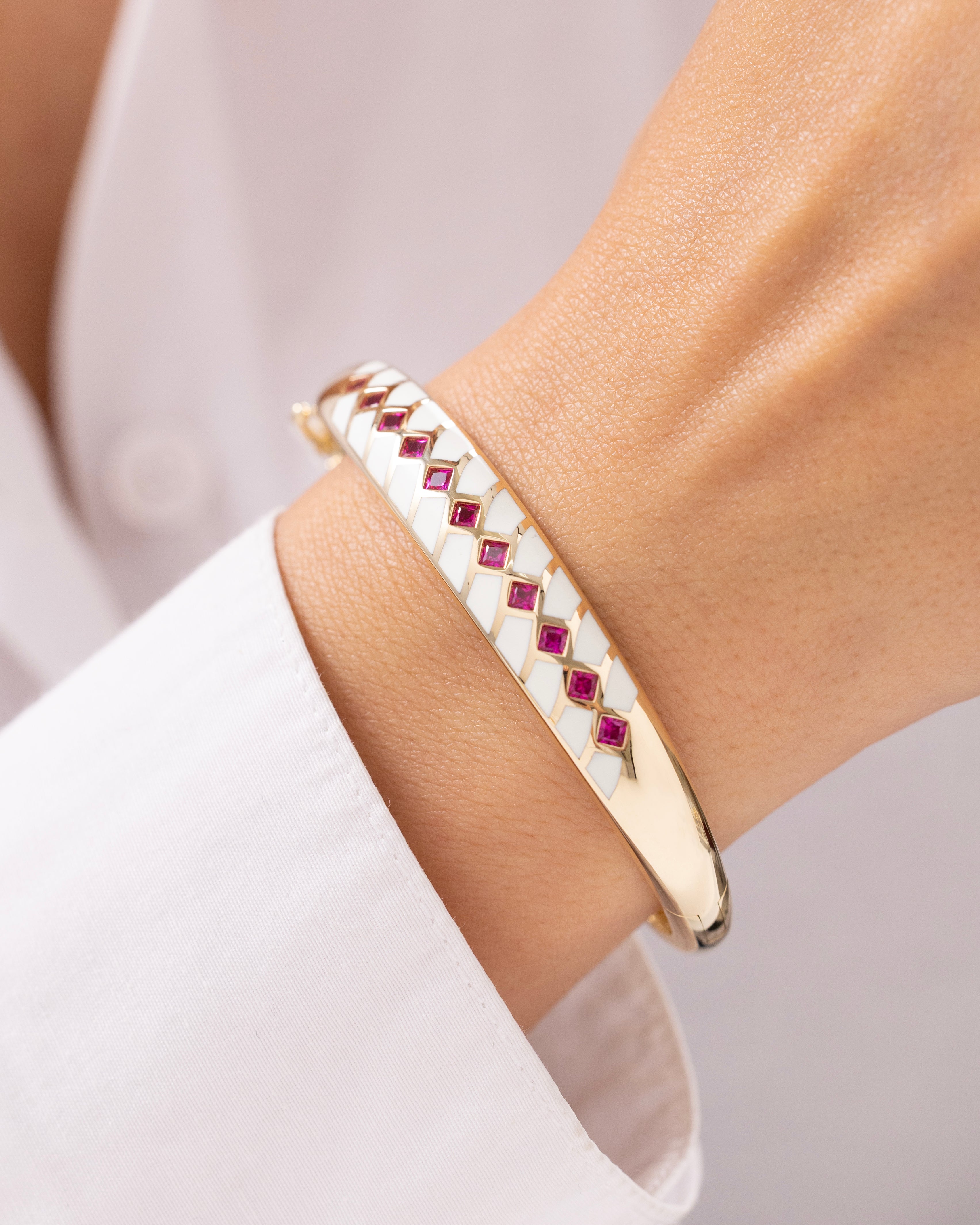 Cetaş Eterna Kırmızı Taşlı Beyaz Mine 14 Ayar Altın Kelepçe