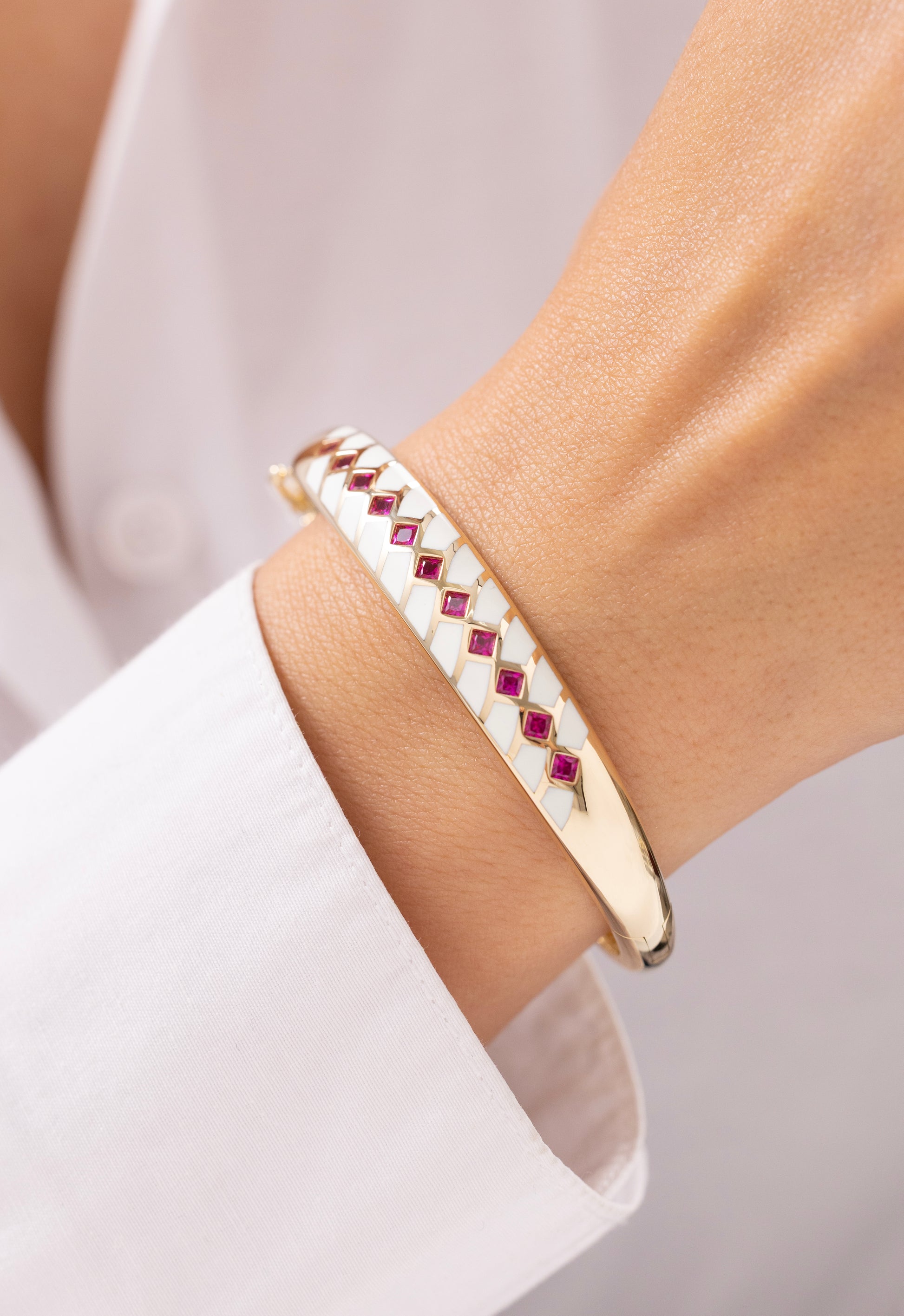 Cetaş Eterna Kırmızı Taşlı Beyaz Mine 14 Ayar Altın Kelepçe