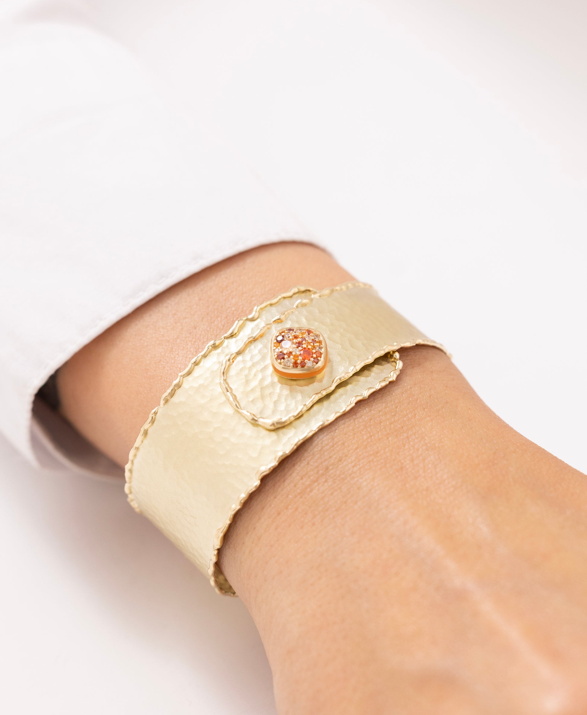 Cetaş Eterna Vintage Dövme ve Taşlı Tokalı 14 Ayar Altın Kelepçe