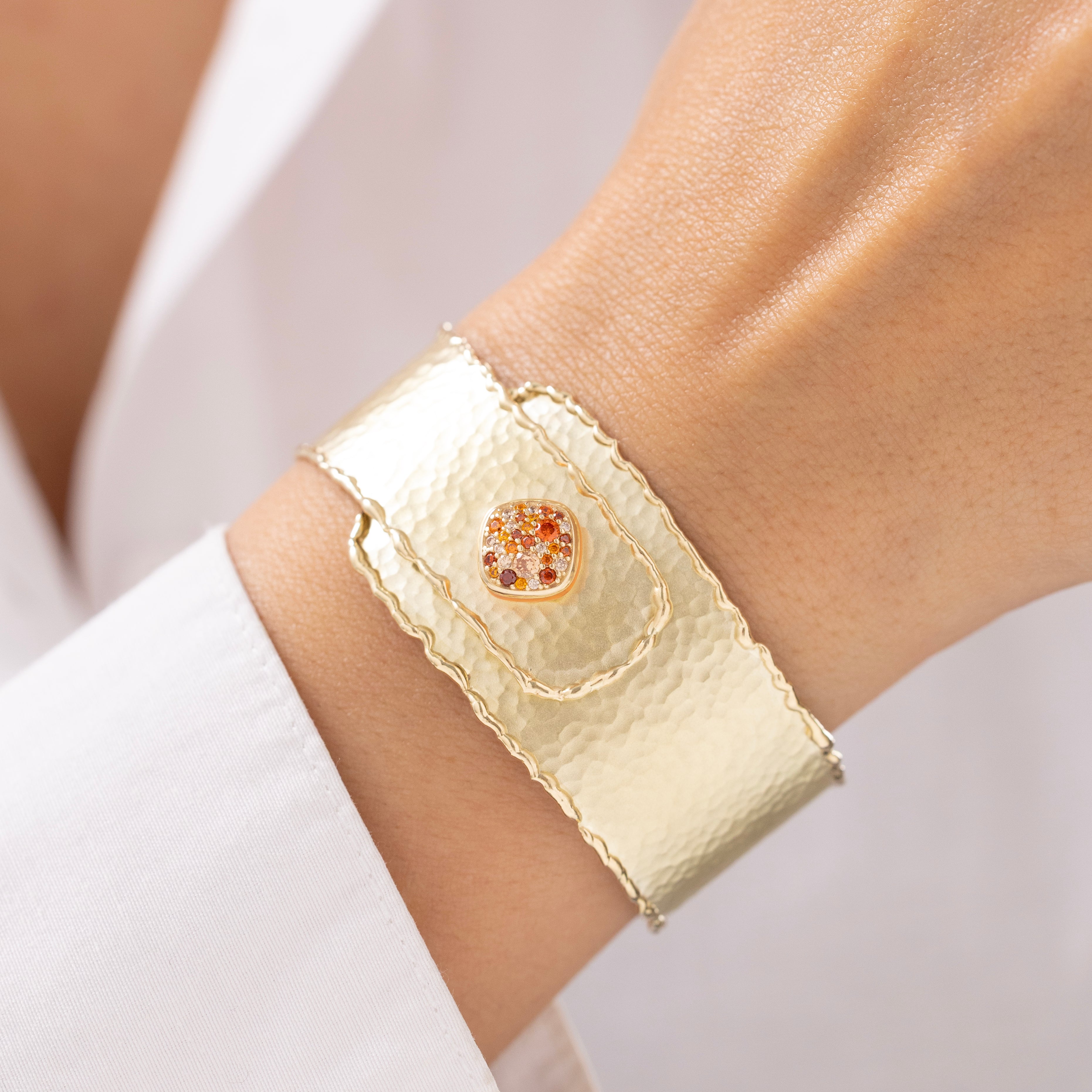 Cetaş Eterna Vintage Dövme ve Taşlı Tokalı 14 Ayar Altın Kelepçe