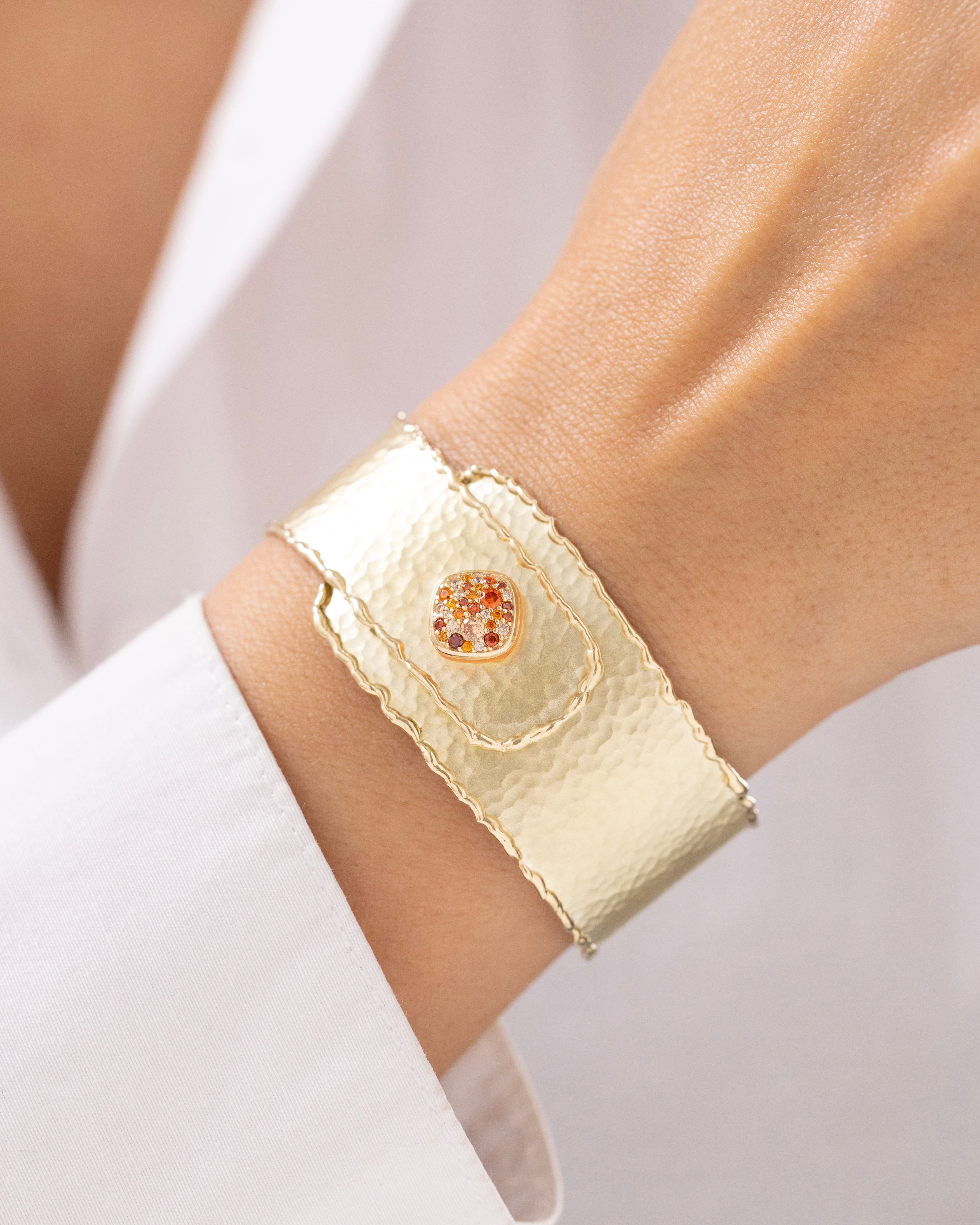 Cetaş Eterna Vintage Dövme ve Taşlı Tokalı 14 Ayar Altın Kelepçe