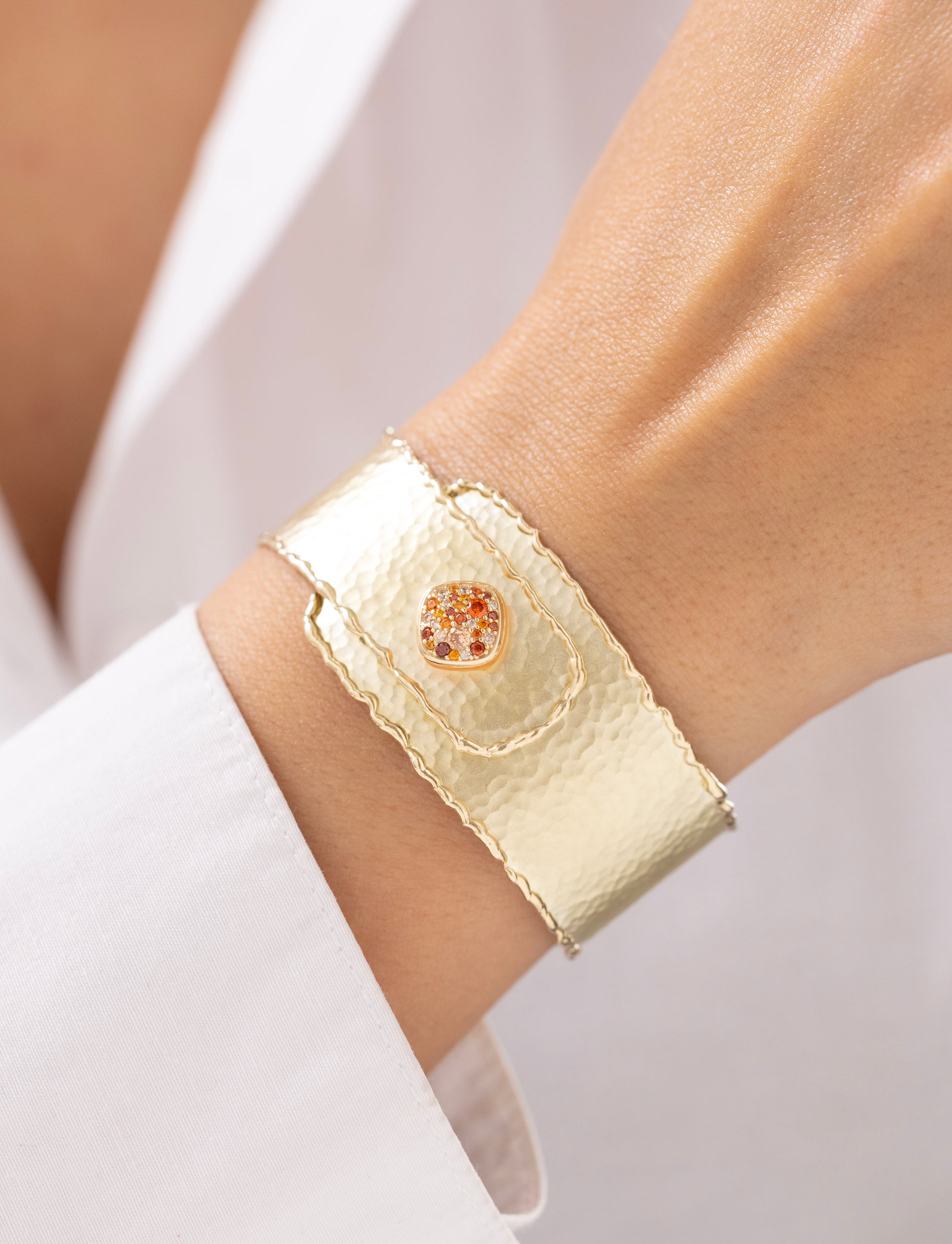 Cetaş Eterna Vintage Dövme ve Taşlı Tokalı 14 Ayar Altın Kelepçe