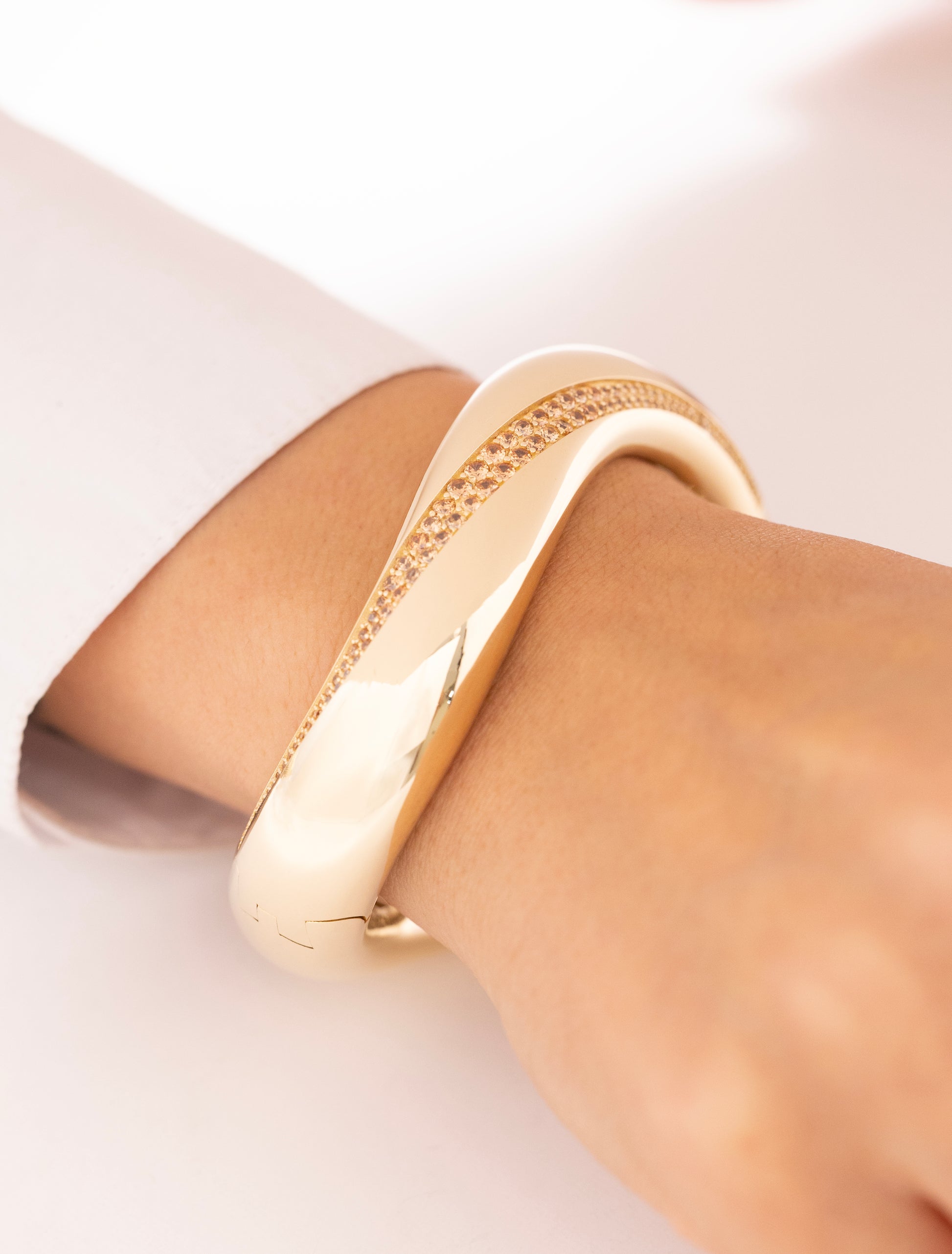 Cetaş Eterna Kavisli Taşlı 14 Ayar Altın Kelepçe