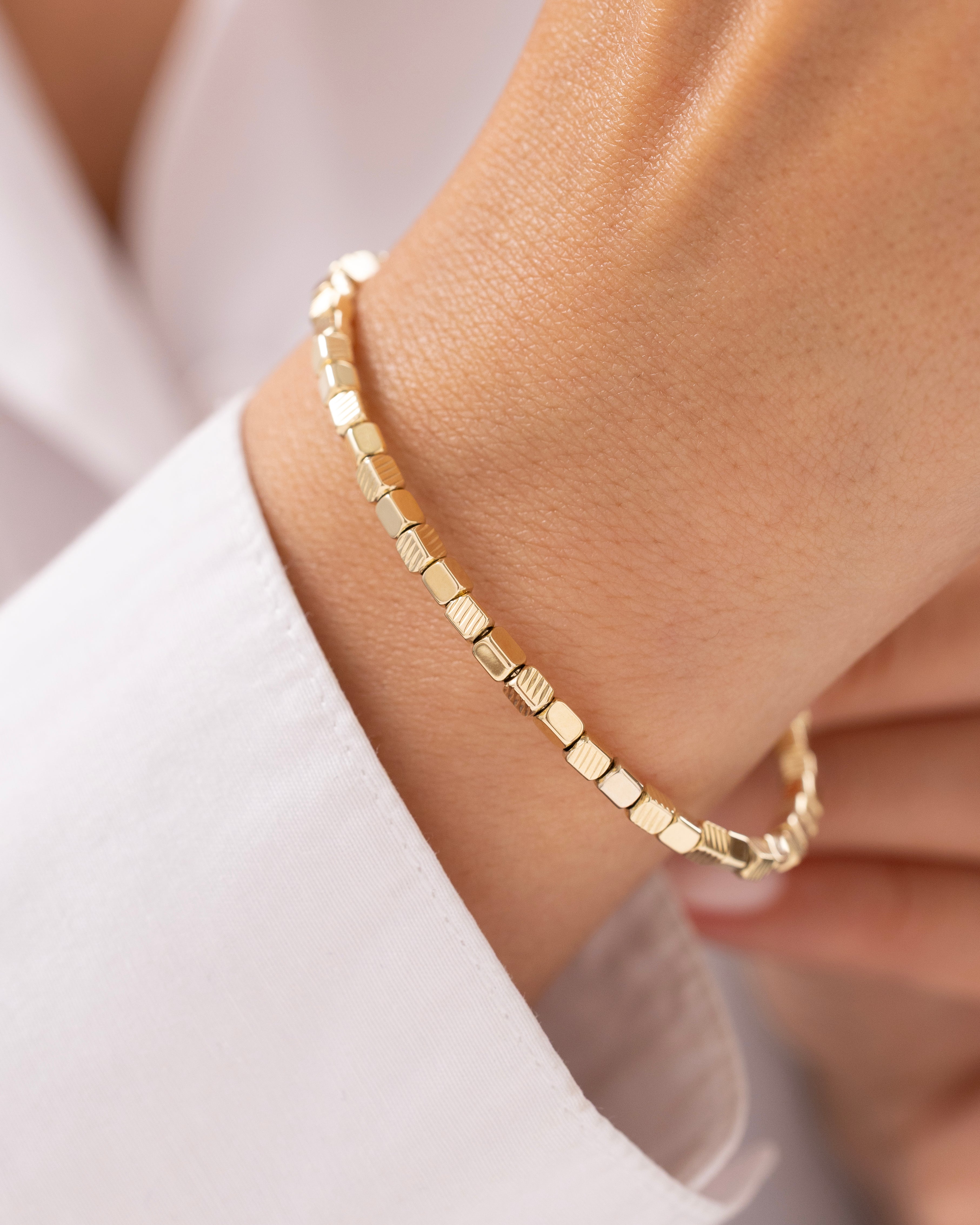 Cetaş Eterna Zarif Küp Tasarım 14 Ayar Altın Kelepçe