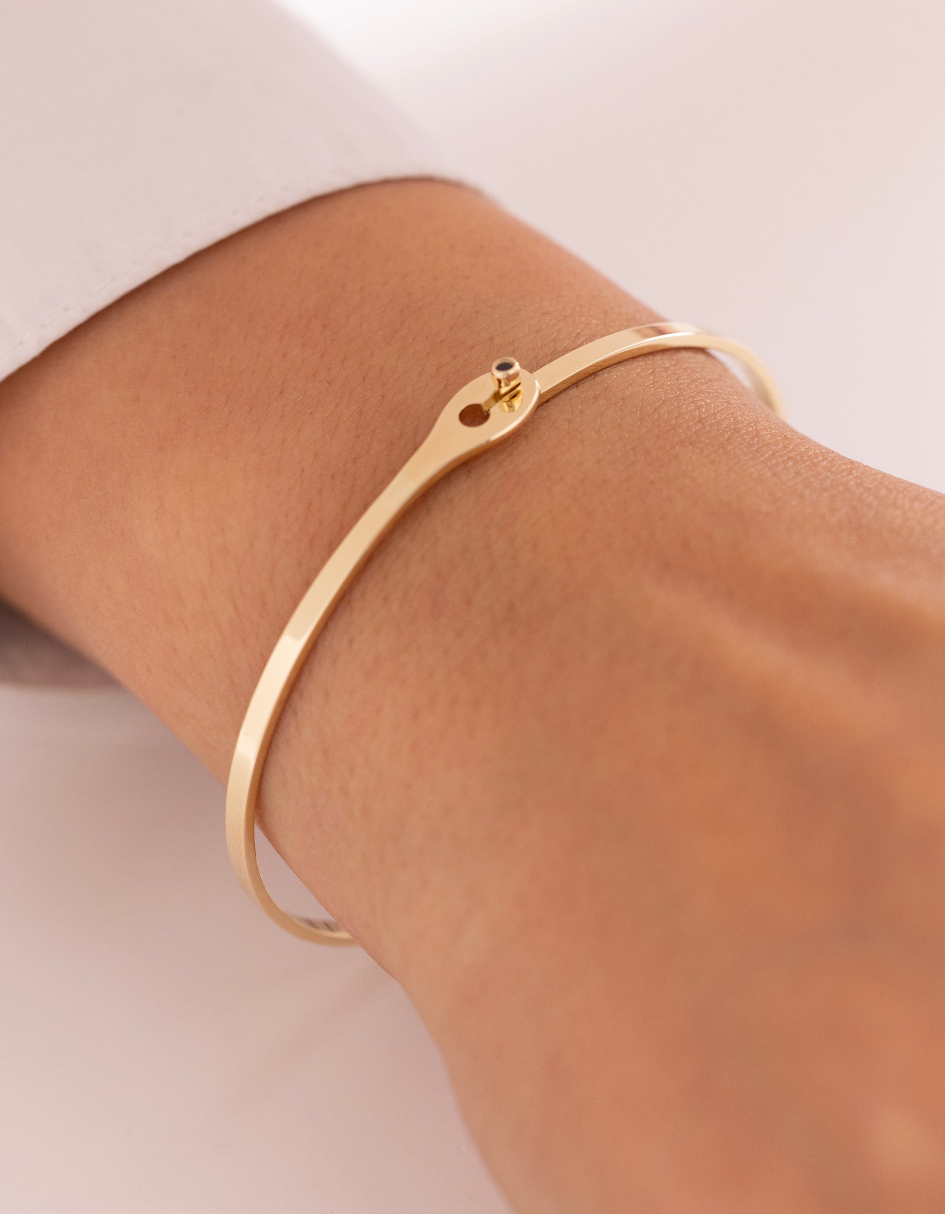 Cetaş Eterna Yeşil Taşlı Zarif 14 Ayar Altın Kelepçe