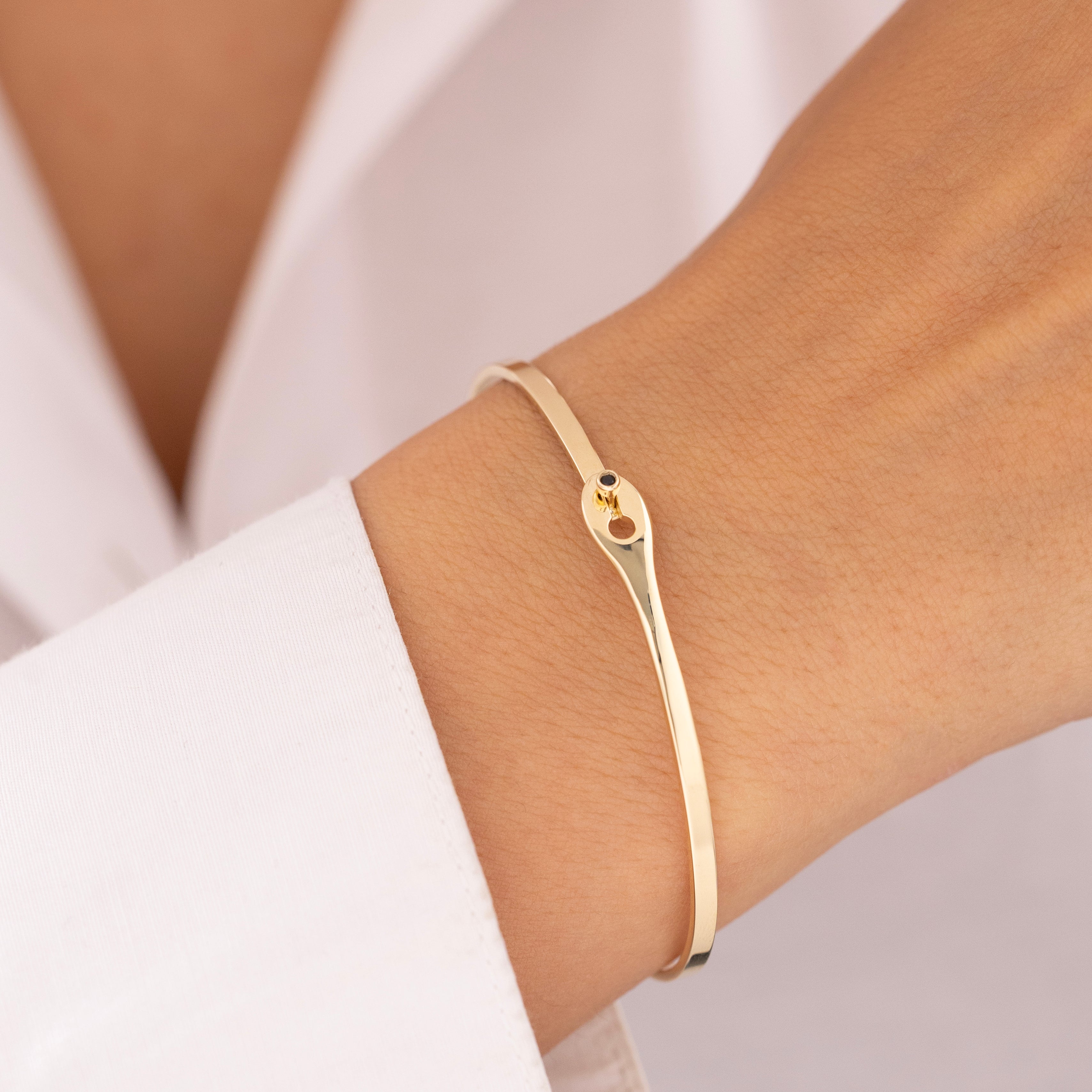 Cetaş Eterna Yeşil Taşlı Zarif 14 Ayar Altın Kelepçe