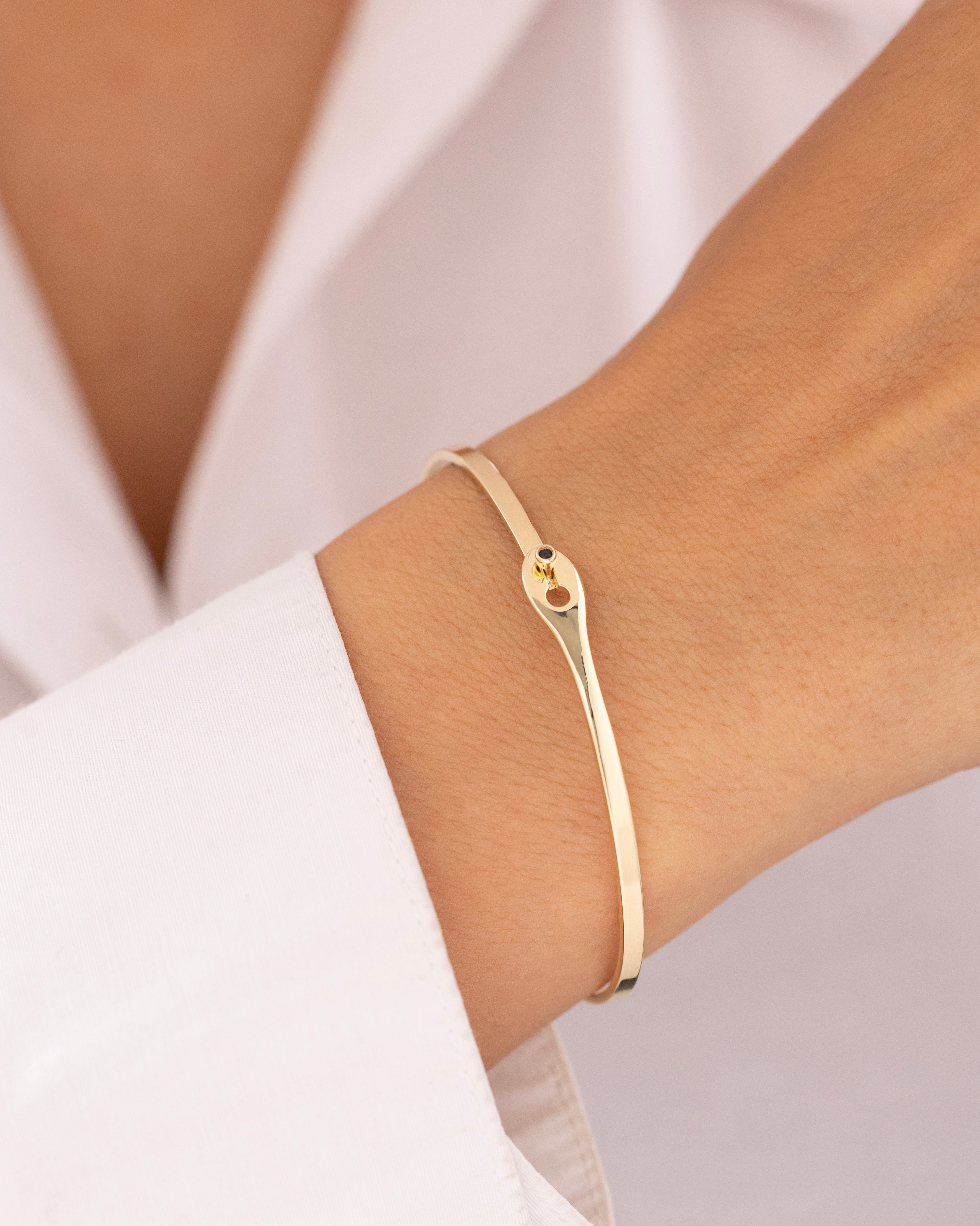 Cetaş Eterna Yeşil Taşlı Zarif 14 Ayar Altın Kelepçe