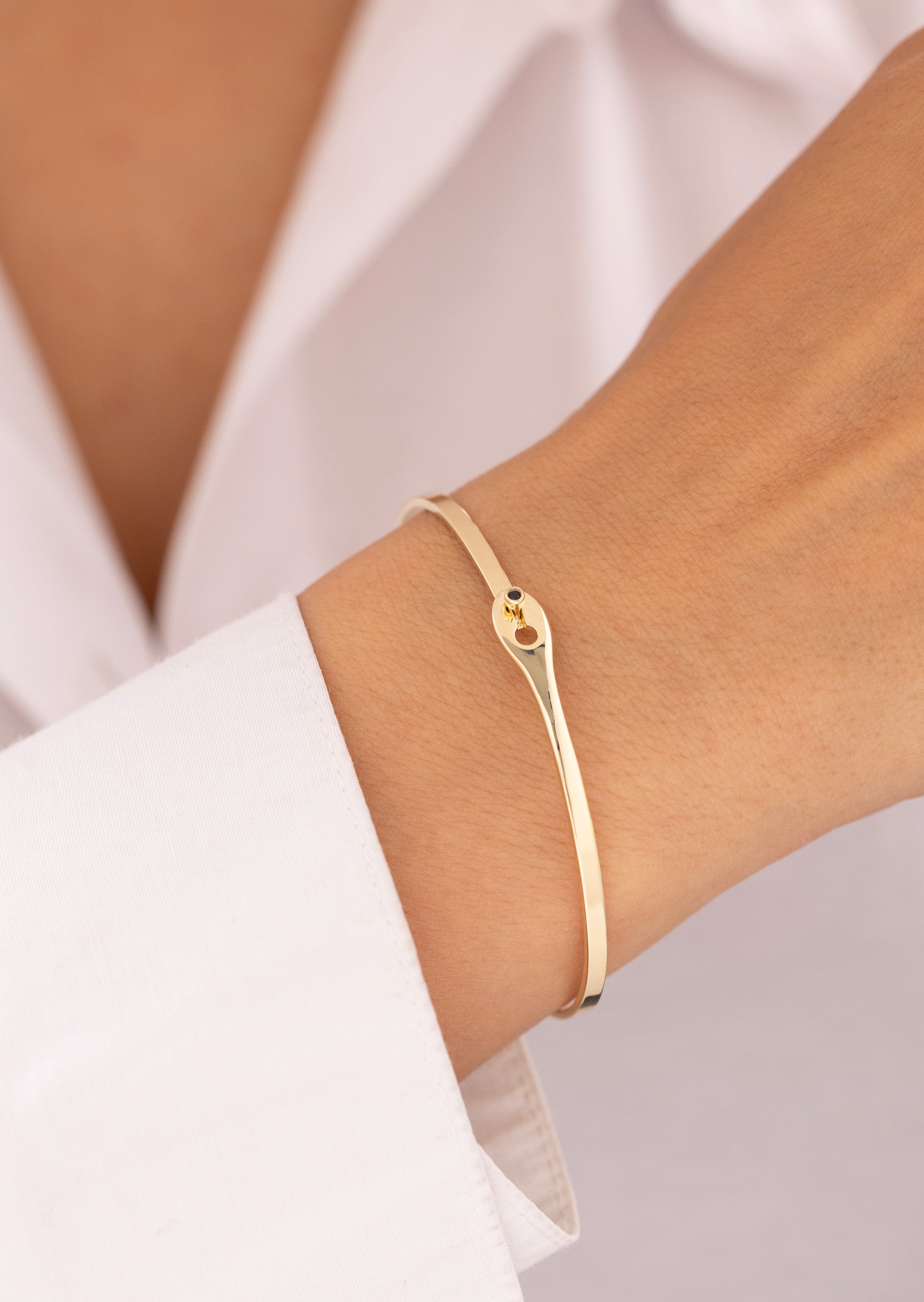 Cetaş Eterna Yeşil Taşlı Zarif 14 Ayar Altın Kelepçe