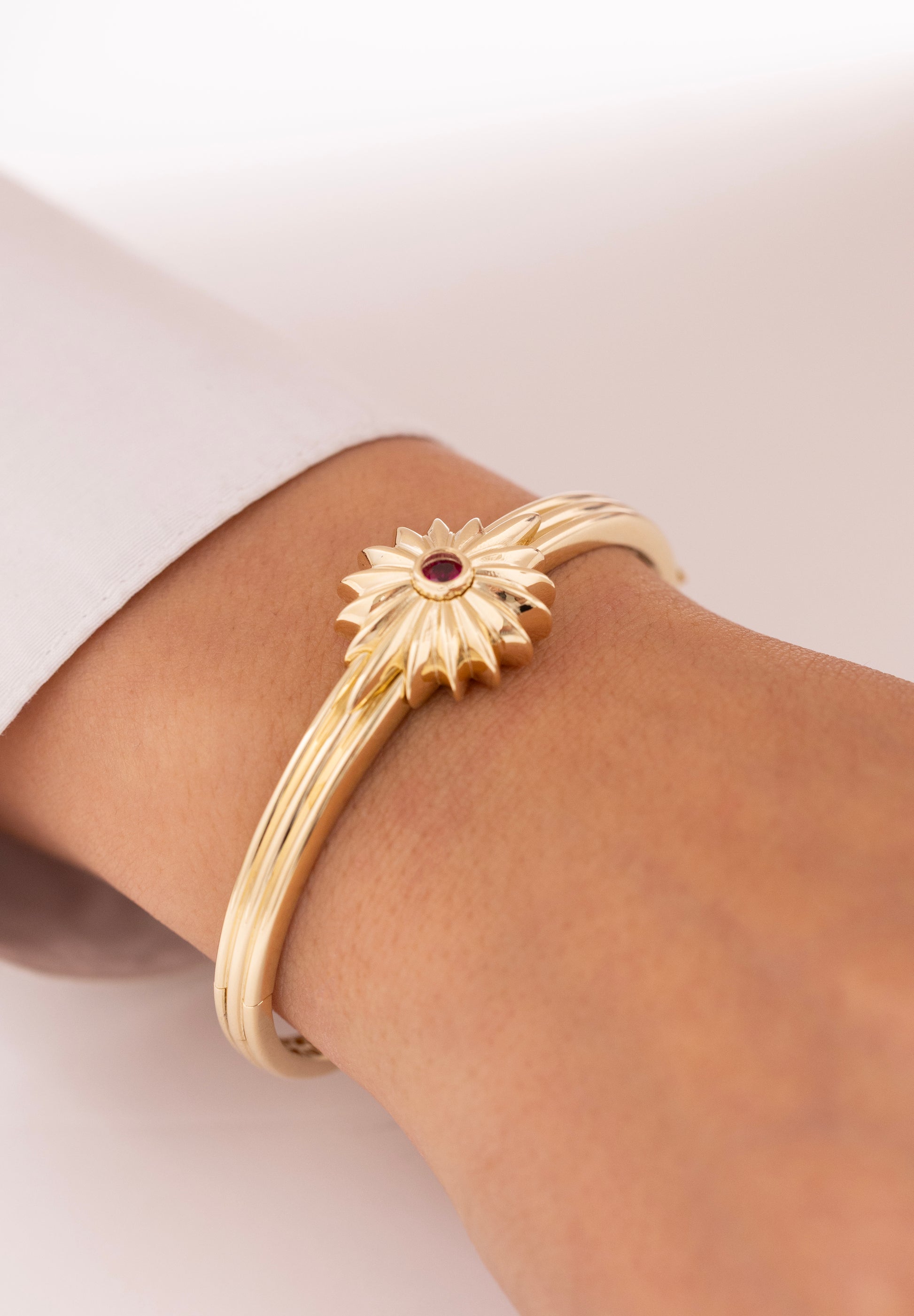 Cetaş Eterna Kırmızı Taşlı Altın Güneş 14 Ayar Altın Kelepçe