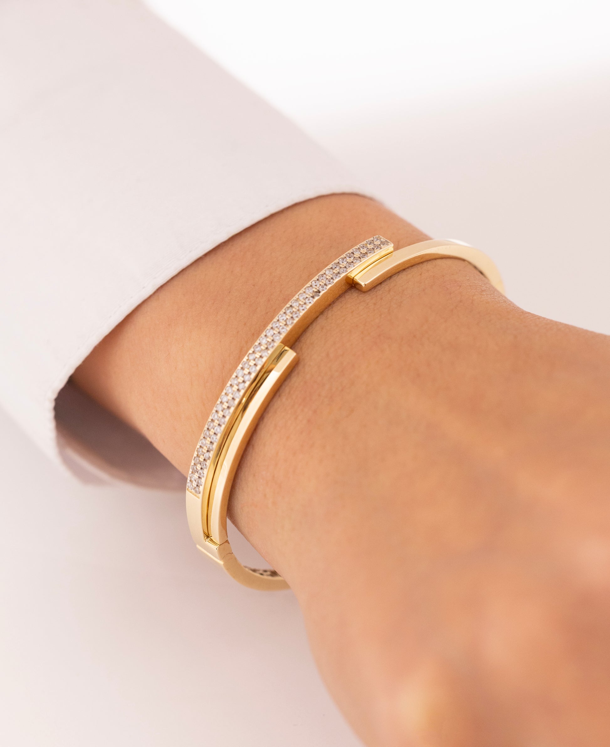 Cetaş Eterna Şerit Taşlı 14 Ayar Altın Kelepçe