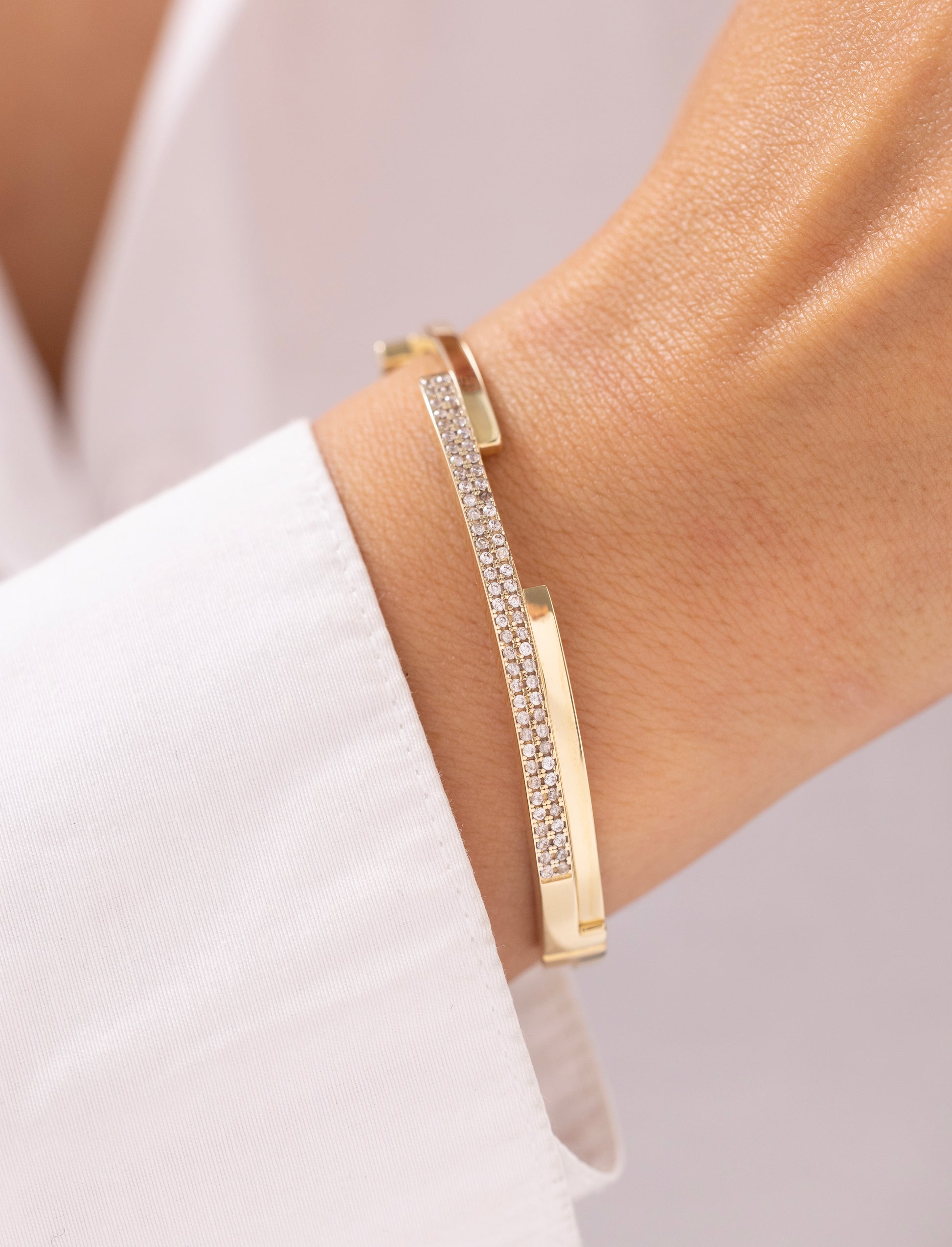 Cetaş Eterna Şerit Taşlı 14 Ayar Altın Kelepçe