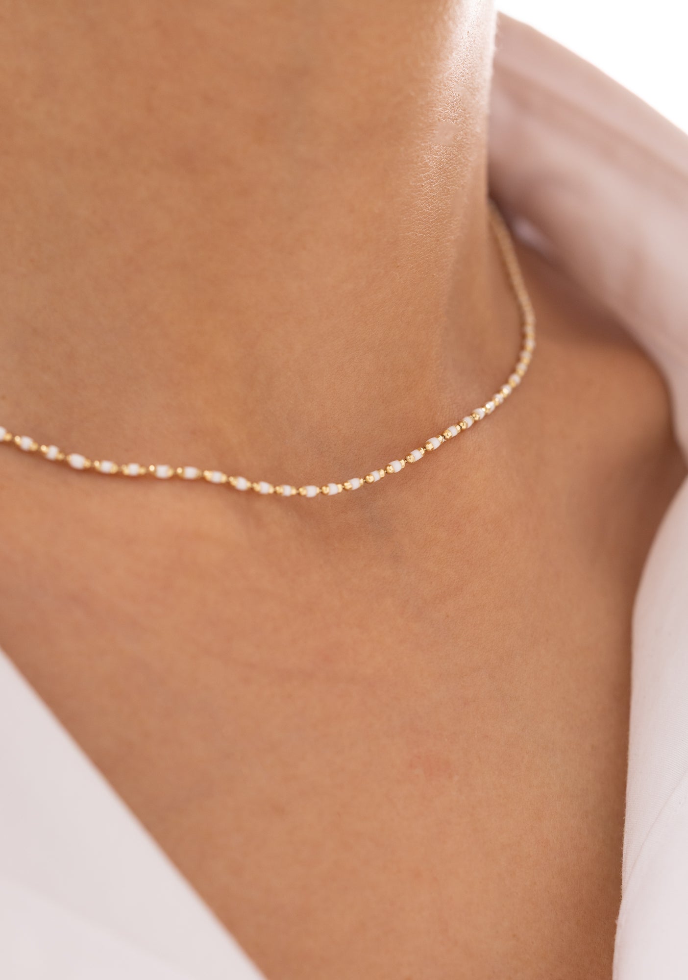 Beyaz Taşlı Minimal 14 Ayar Altın Kolye