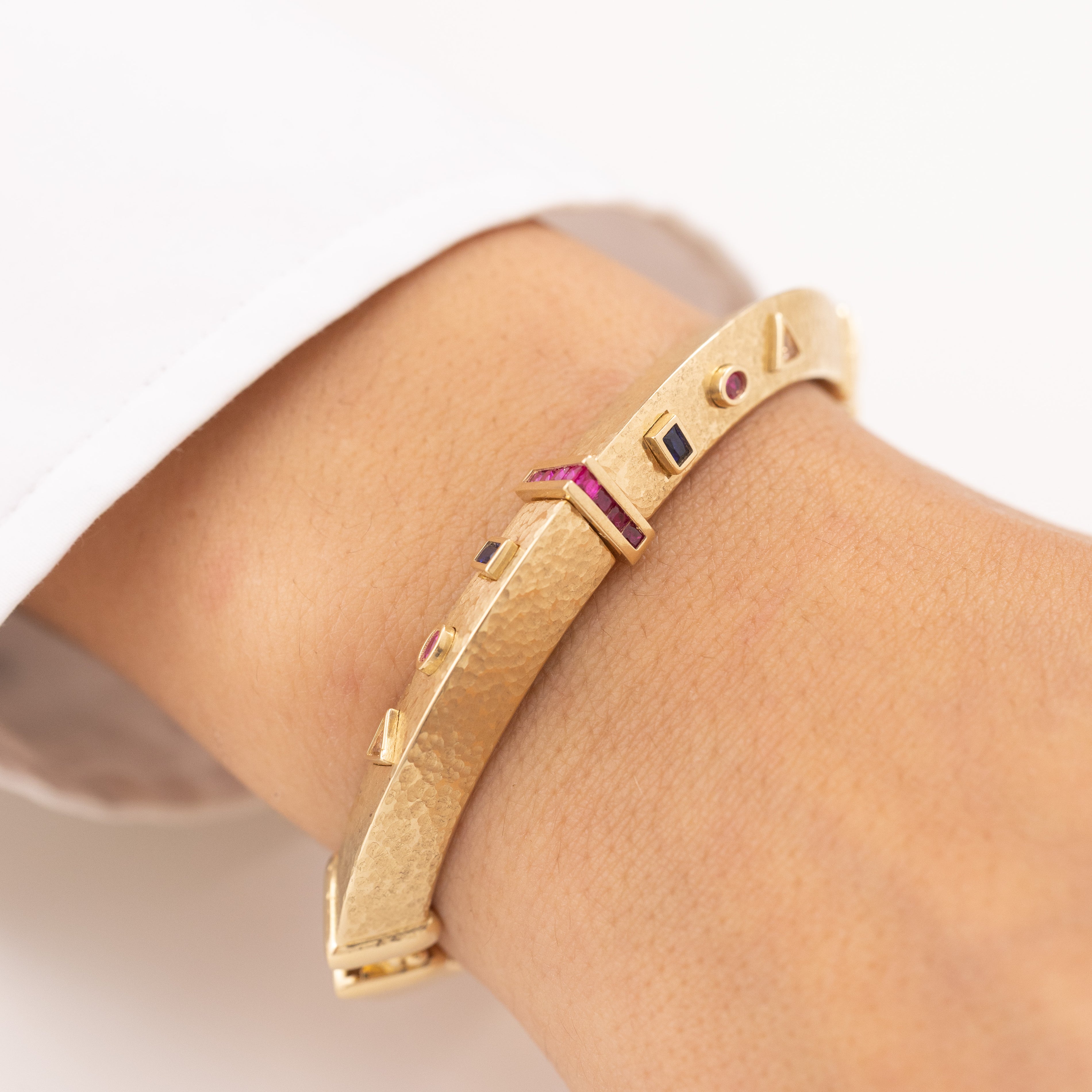 Cetaş Dövme Yüzey Çok taşı 14 Ayar Altın Kelepçe