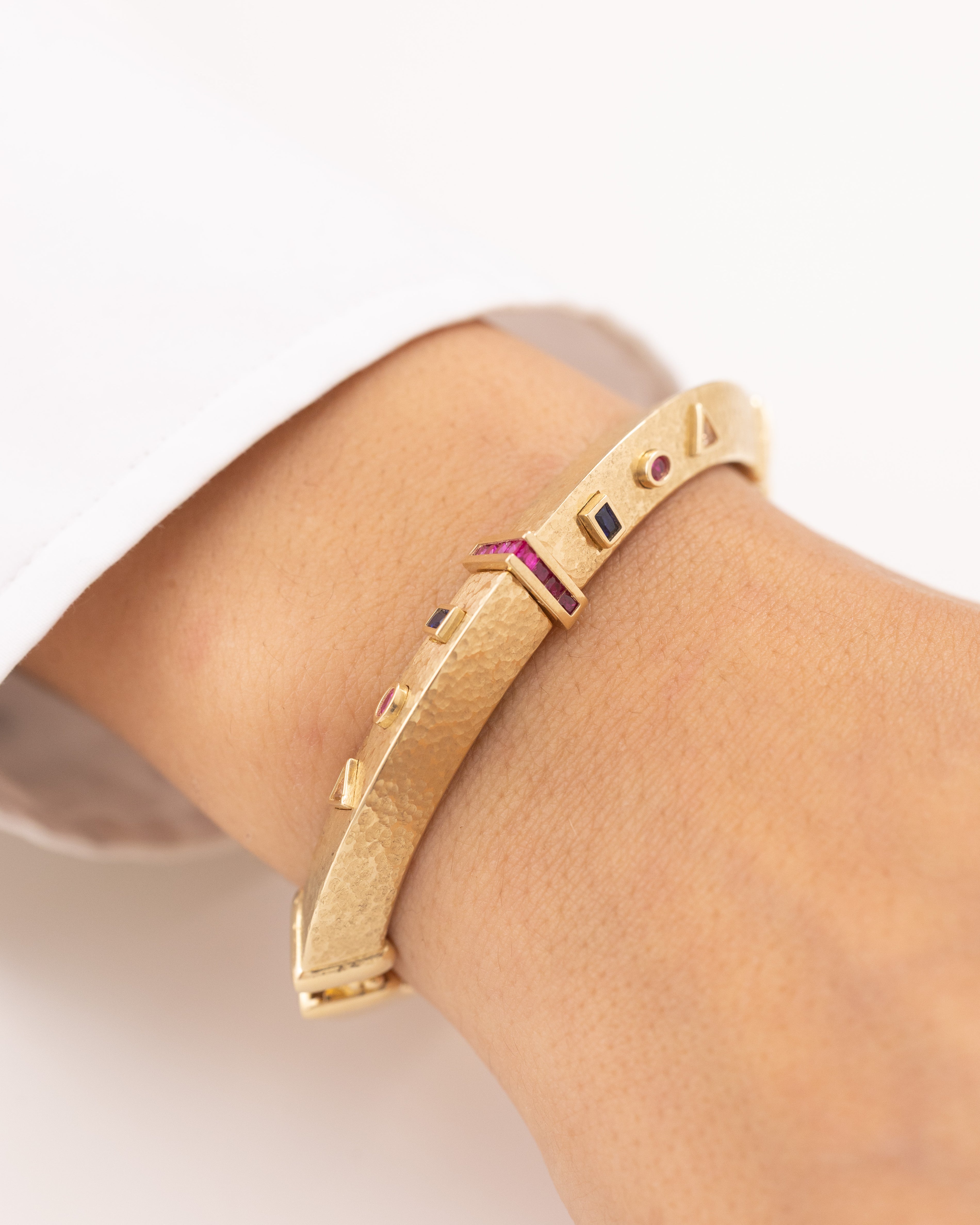 Cetaş Dövme Yüzey Çok taşı 14 Ayar Altın Kelepçe