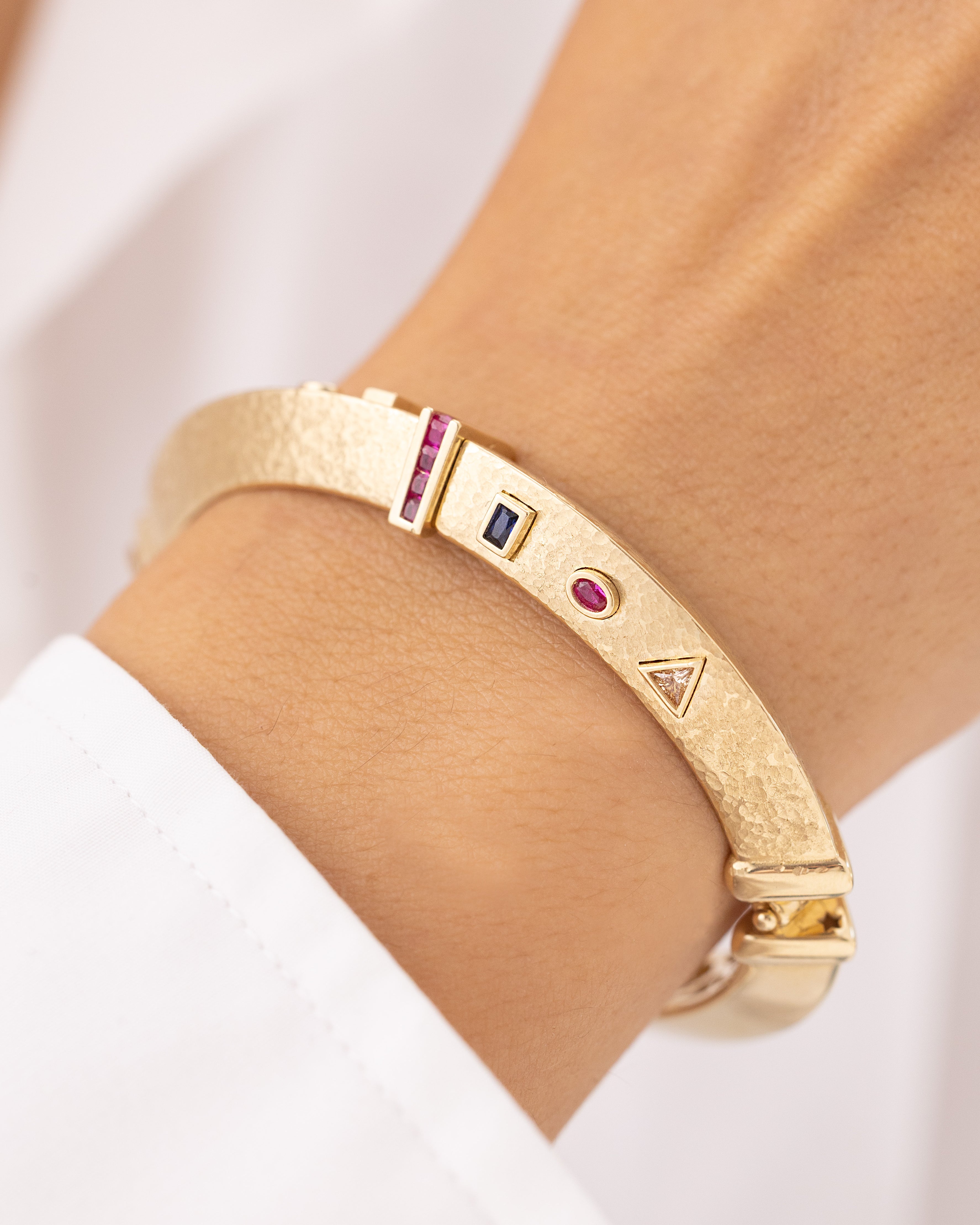 Cetaş Dövme Yüzey Çok taşı 14 Ayar Altın Kelepçe