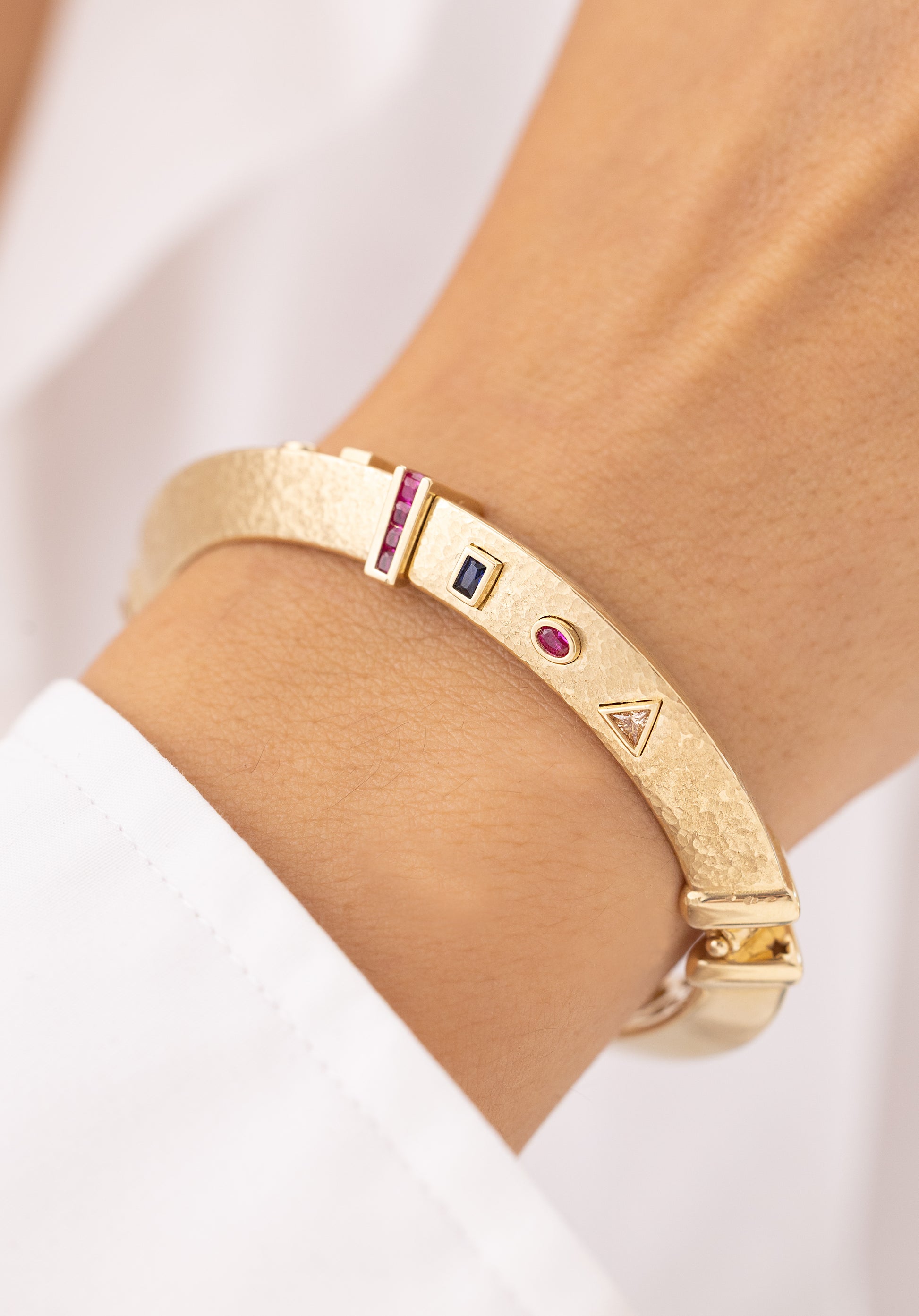 Cetaş Dövme Yüzey Çok taşı 14 Ayar Altın Kelepçe