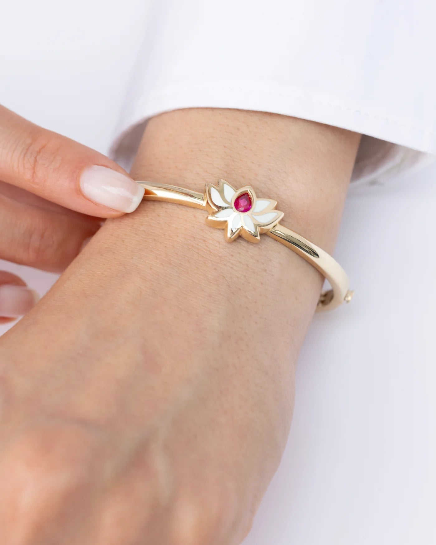 Cetaş Lotus Kırmızı Taşlı 14 Ayar Altın Kelepçe