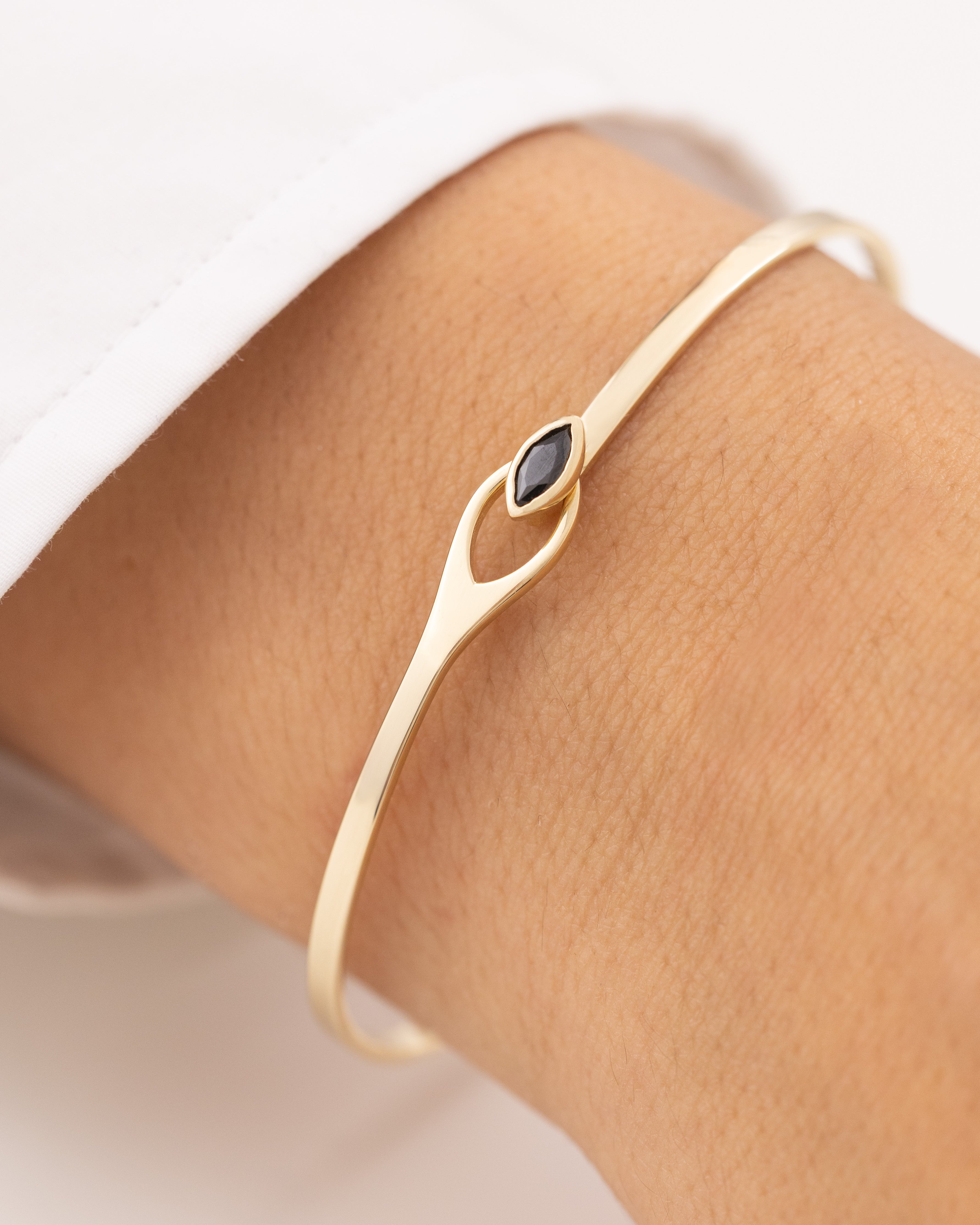 Cetaş Modern Tasarım Siyah Taşlı 14 Ayar Altın Kelepçe