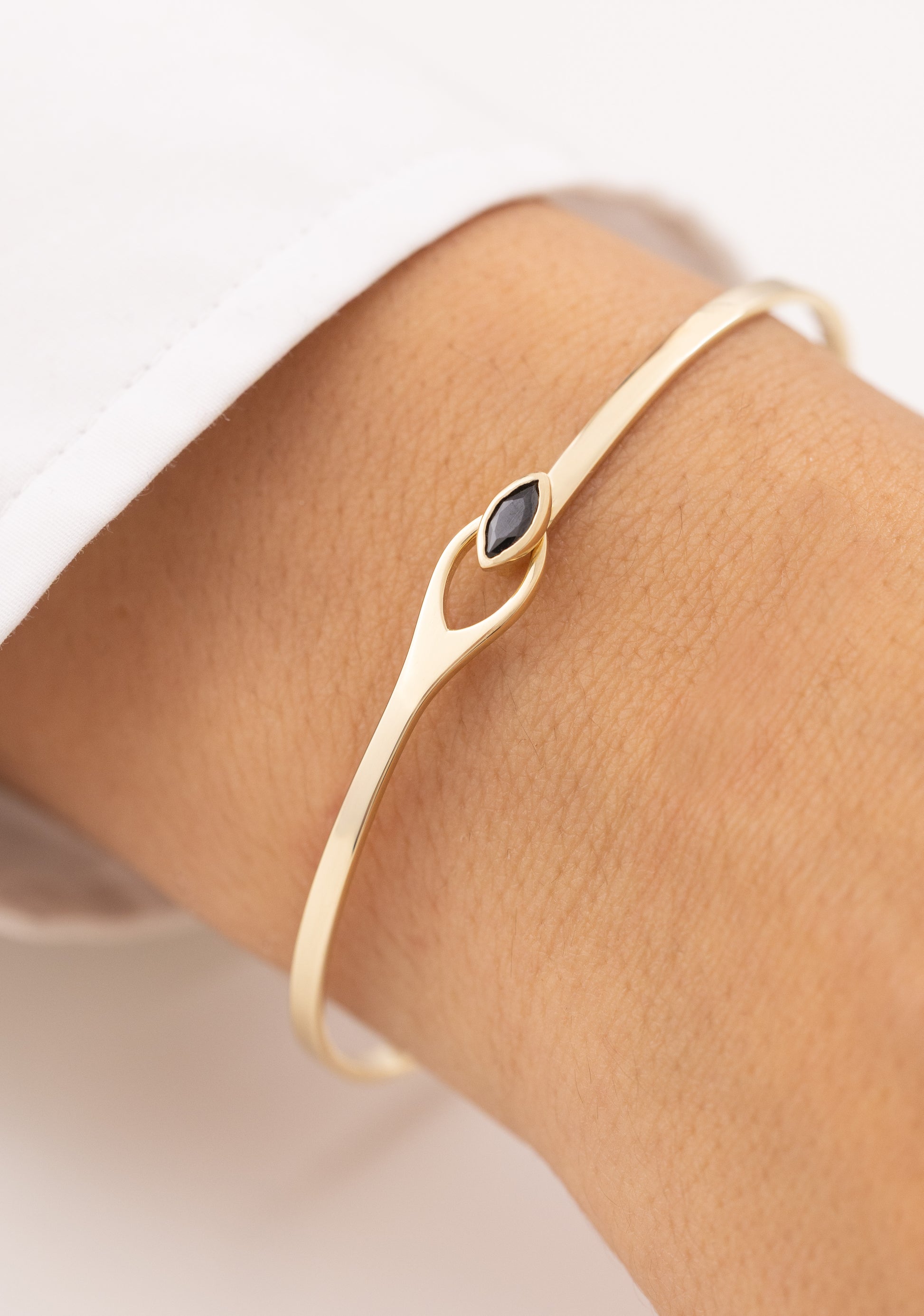 Cetaş Modern Tasarım Siyah Taşlı 14 Ayar Altın Kelepçe