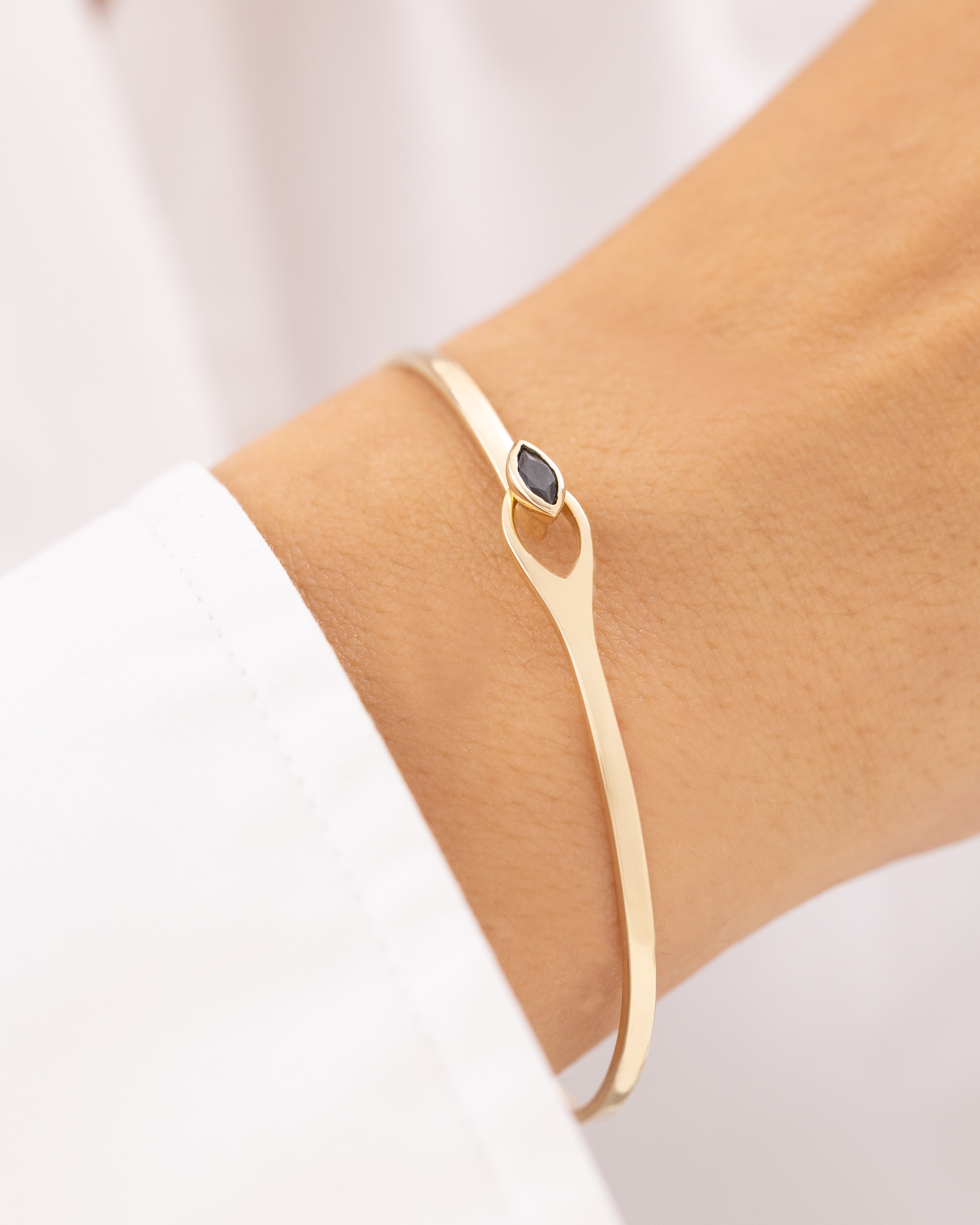 Cetaş Modern Tasarım Siyah Taşlı 14 Ayar Altın Kelepçe