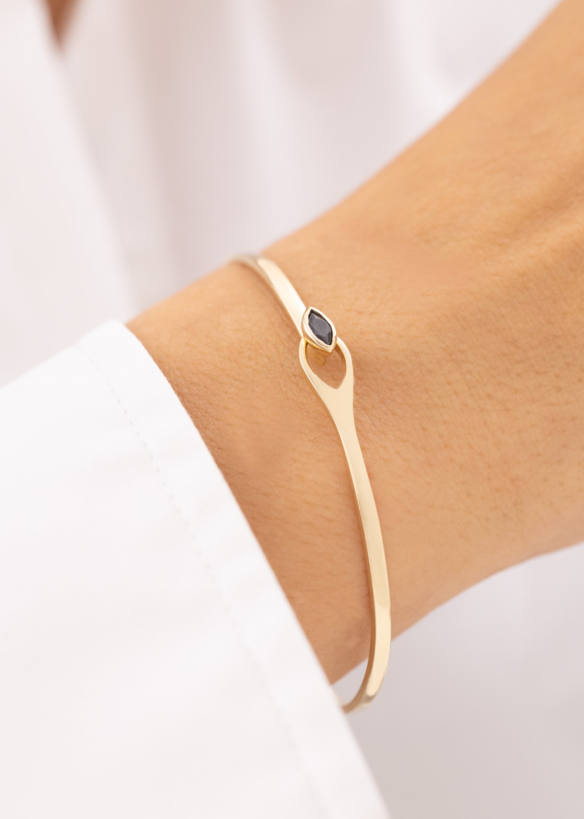 Cetaş Modern Tasarım Siyah Taşlı 14 Ayar Altın Kelepçe