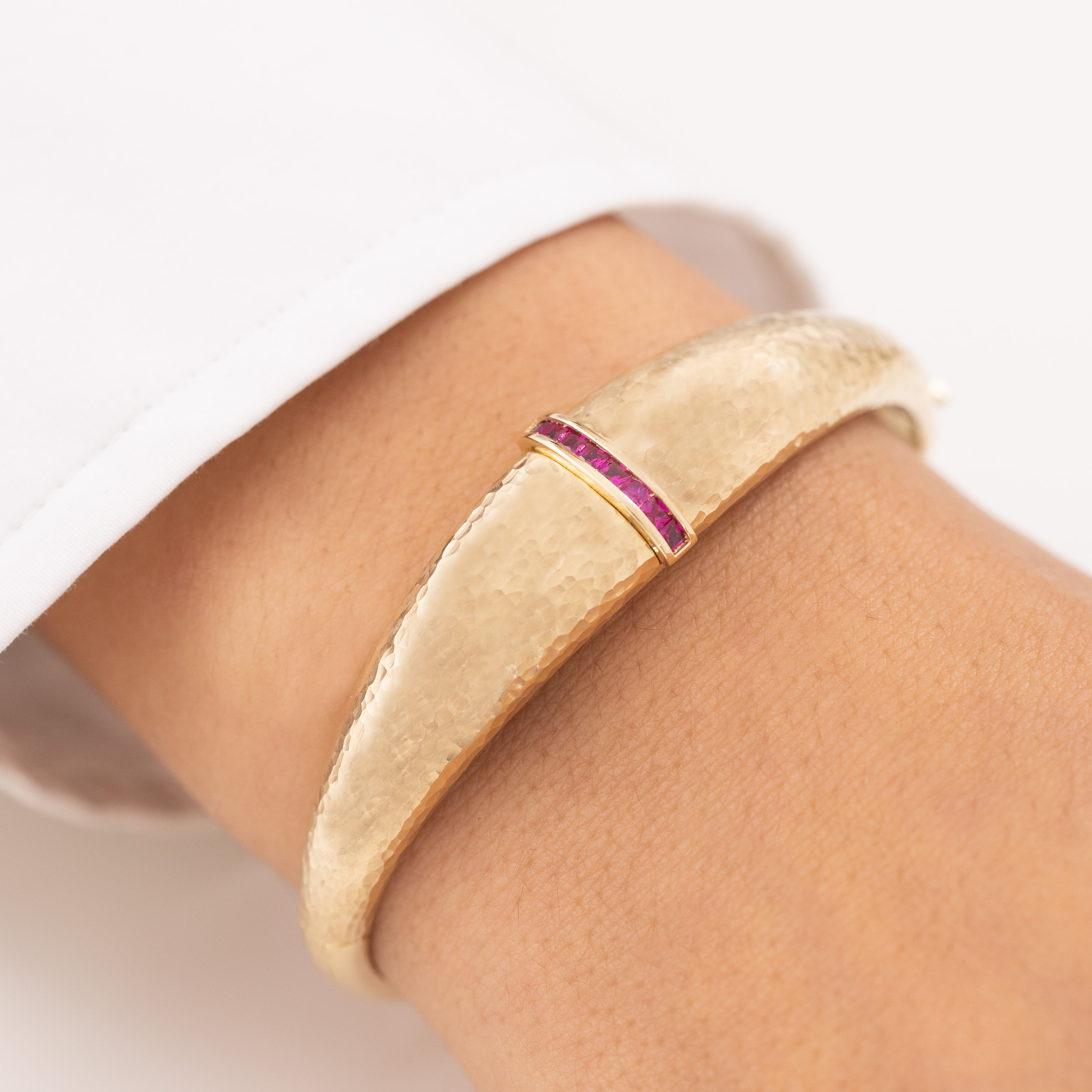 Cetaş Pembe Taşlı Dövme Yüzey 14 Ayar Altın Kelepçe