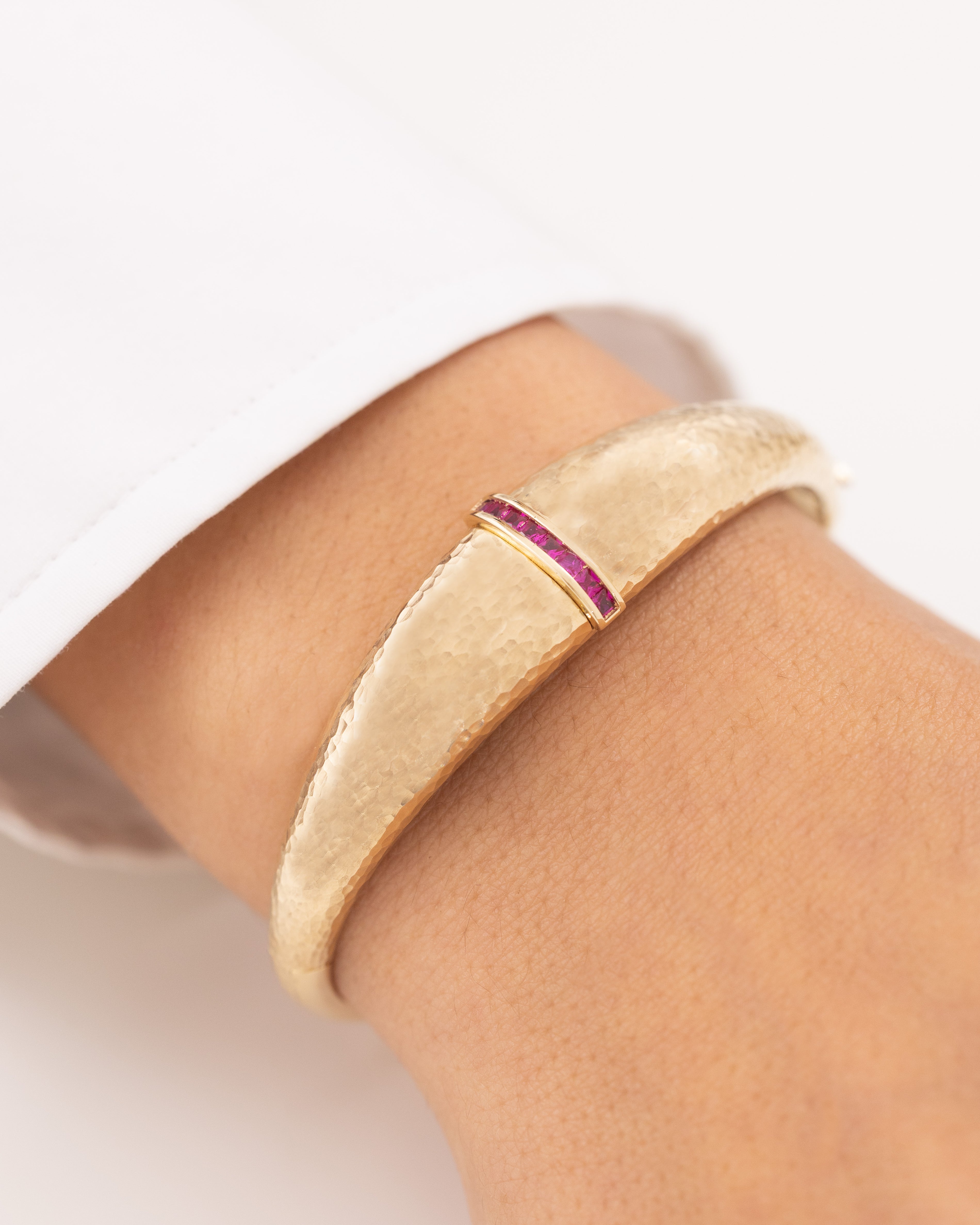 Cetaş Pembe Taşlı Dövme Yüzey 14 Ayar Altın Kelepçe