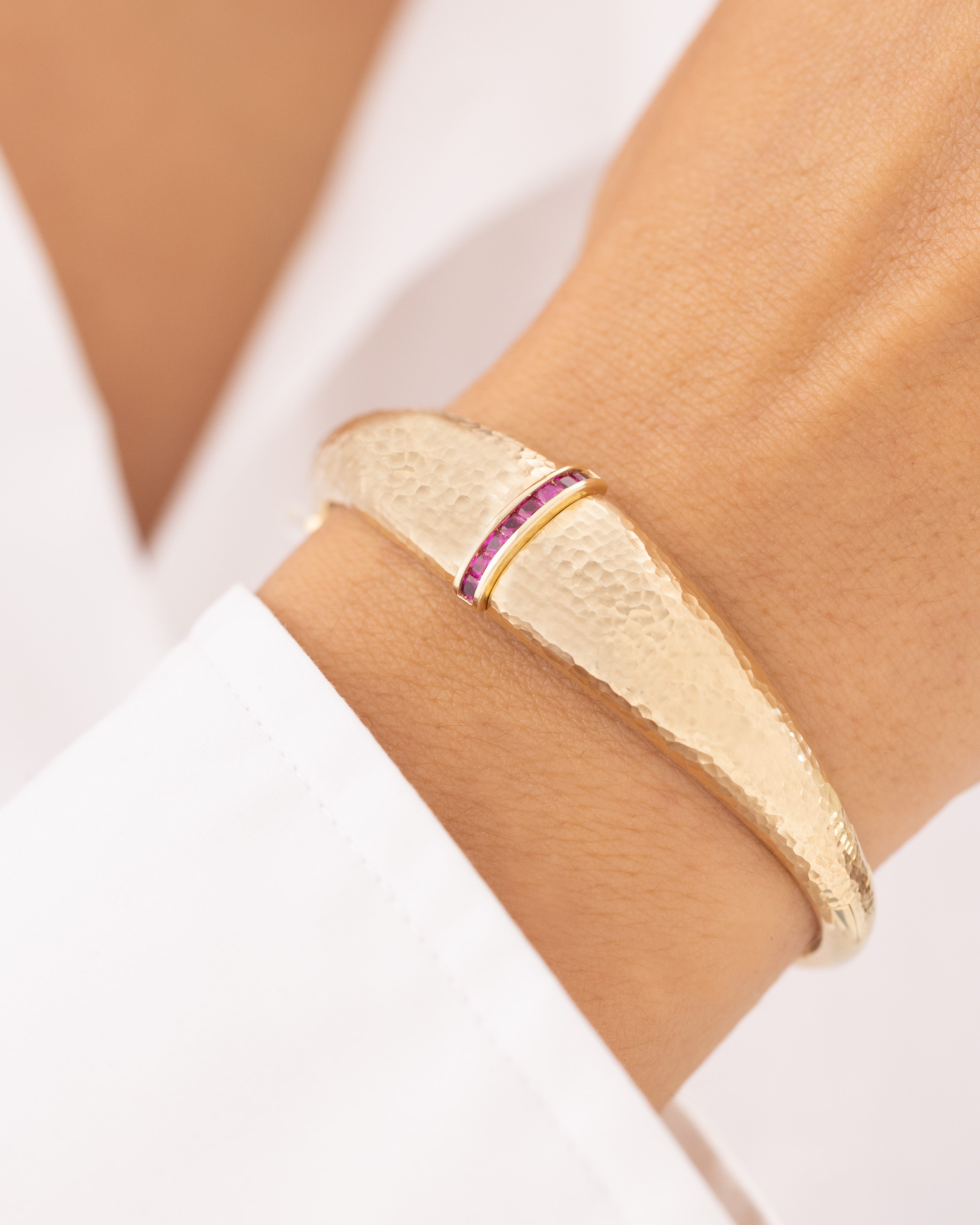 Cetaş Pembe Taşlı Dövme Yüzey 14 Ayar Altın Kelepçe